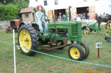 35-67302-JohnDeere1943B.jpg