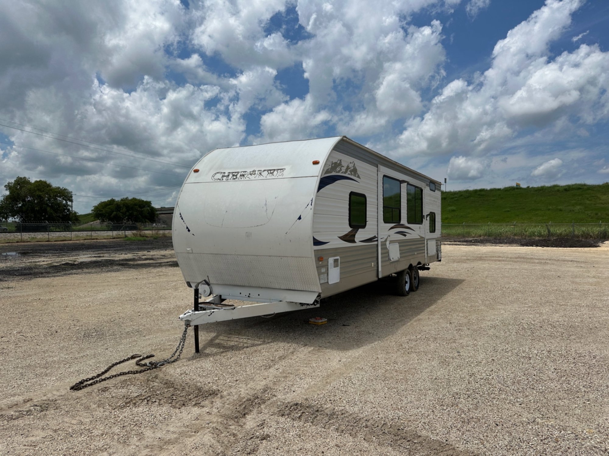 FORREST RIVER CHEROKEE CAMPER (A52472)