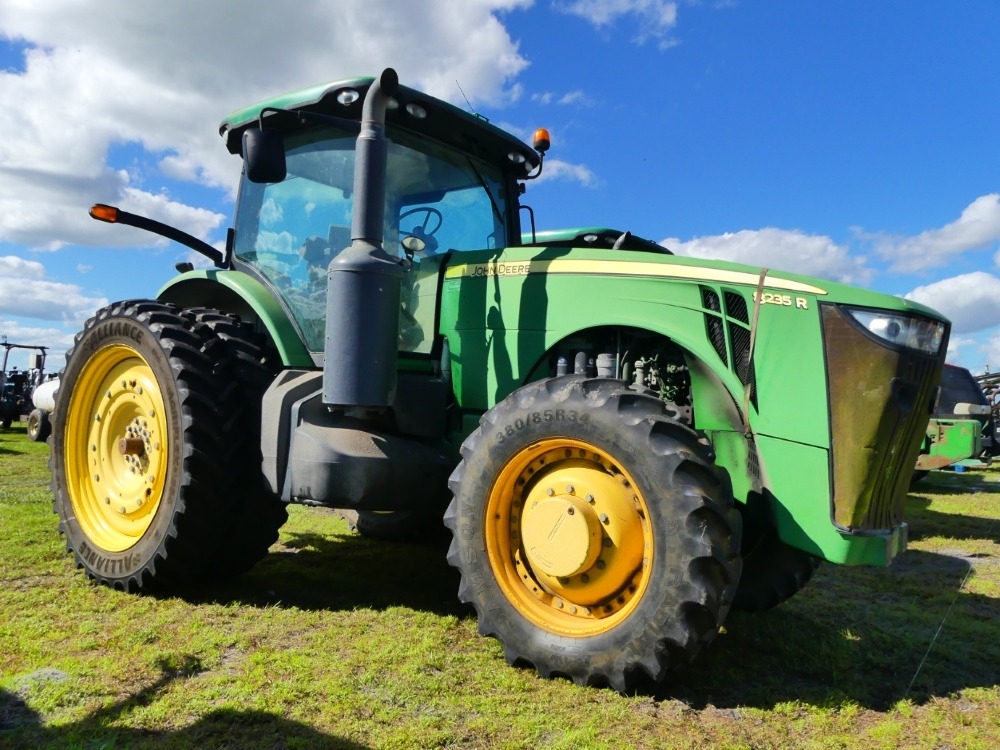 John Deere 8235R (A53314)