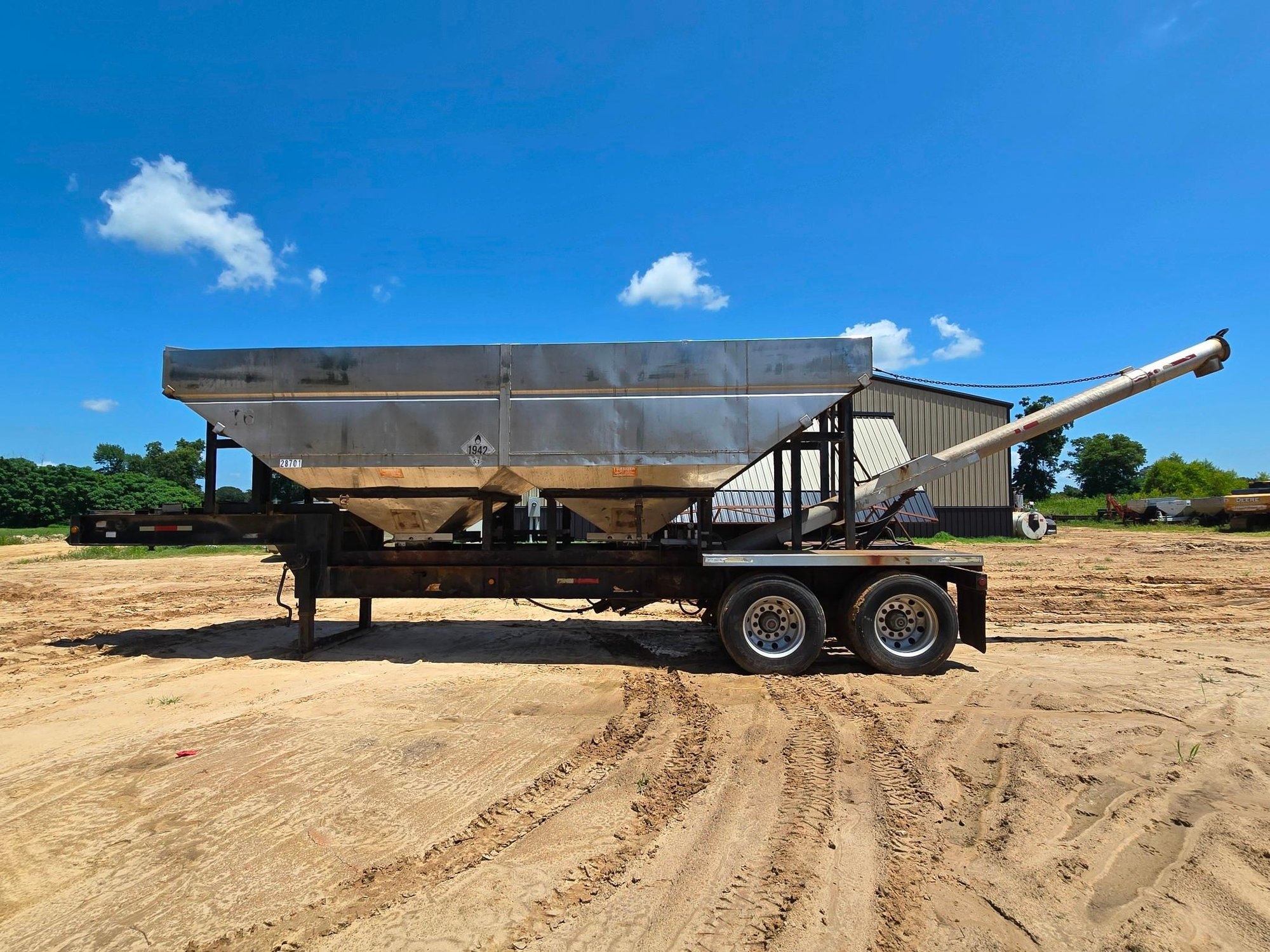 2006 Magnolia Dry Fertilizer Tender Trailer - Dual Stainless Compartments, Hydraulic Doors (A55302)