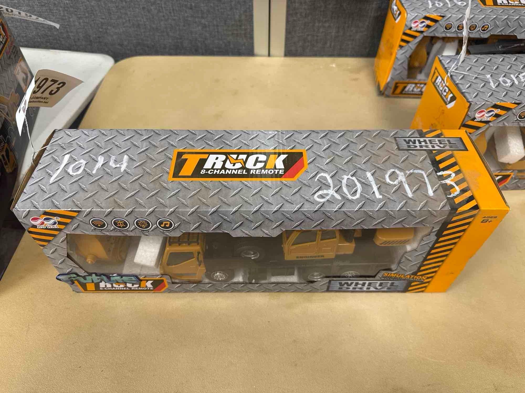 UNUSED TOY REMOTE CONTROLLED CRANE TRUCK (A54756)
