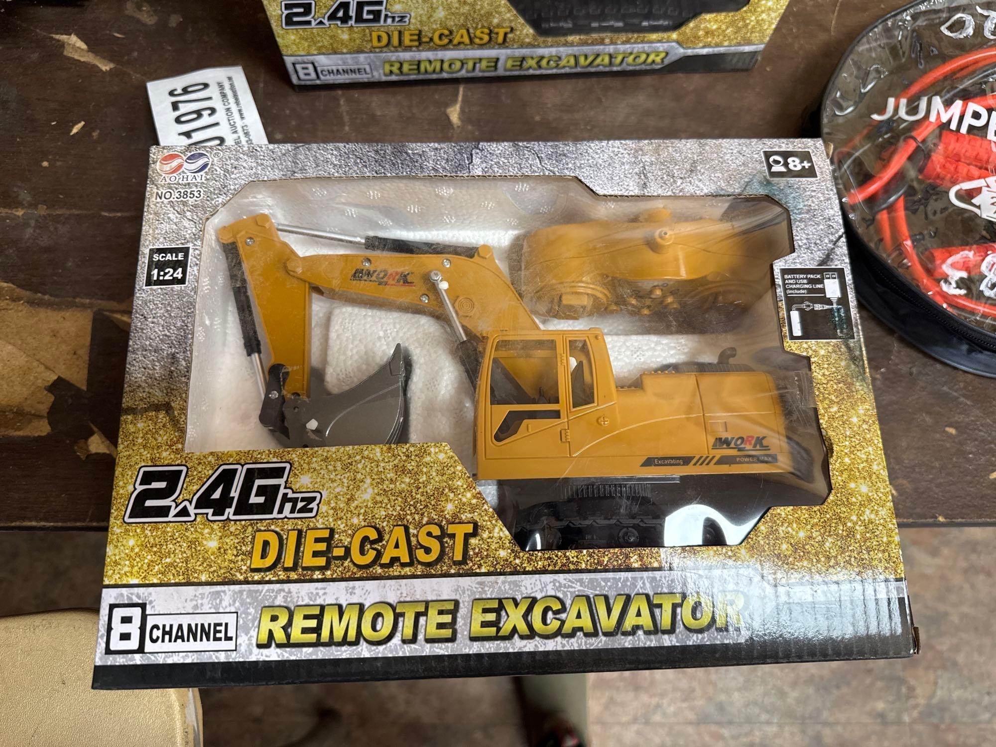 UNUSED TOY DIE-CAST REMOTE CONTROLLED EXCAVATOR (A54756)