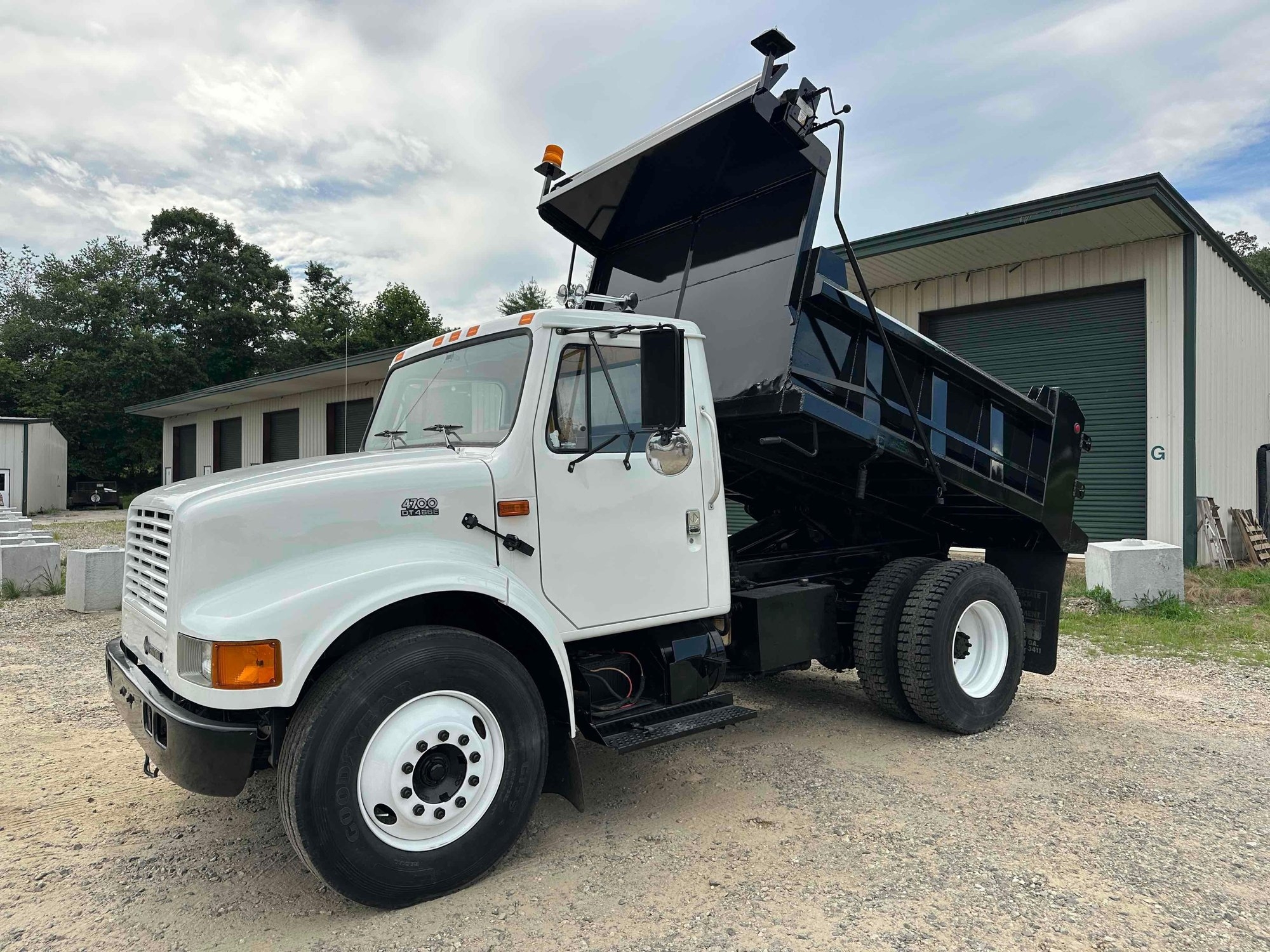 1999 International 4700 Dump Truck, VIN # 1HTSCAAN3XH660516 (A51572)