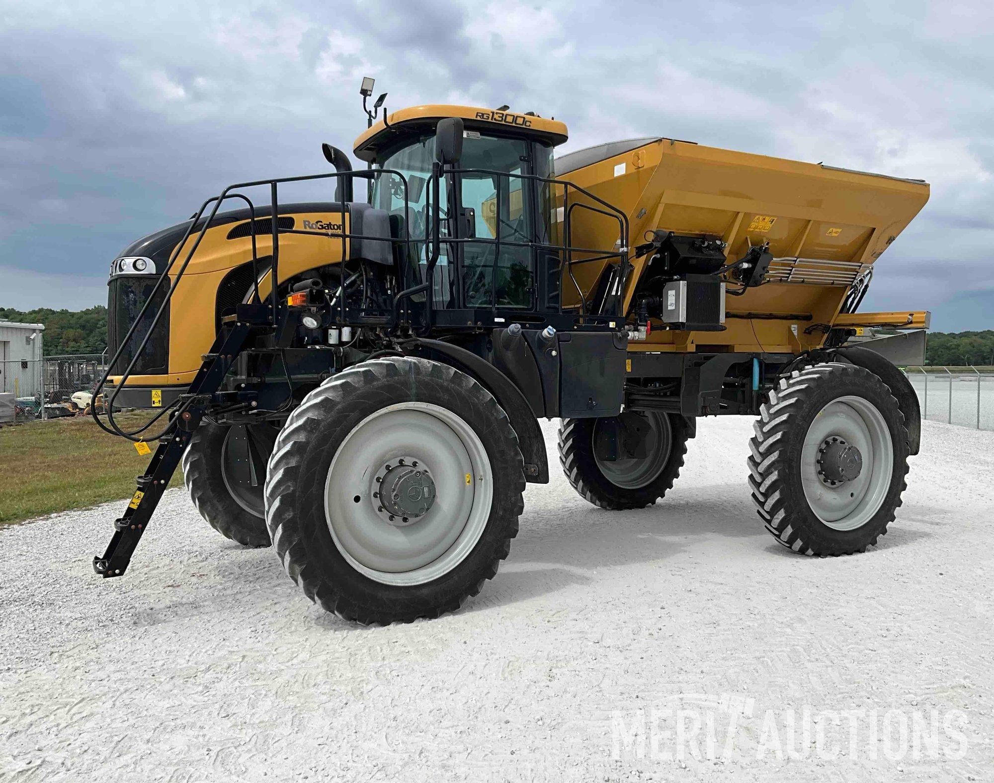 Challenger RoGator RG1300C Spreader (A53342)