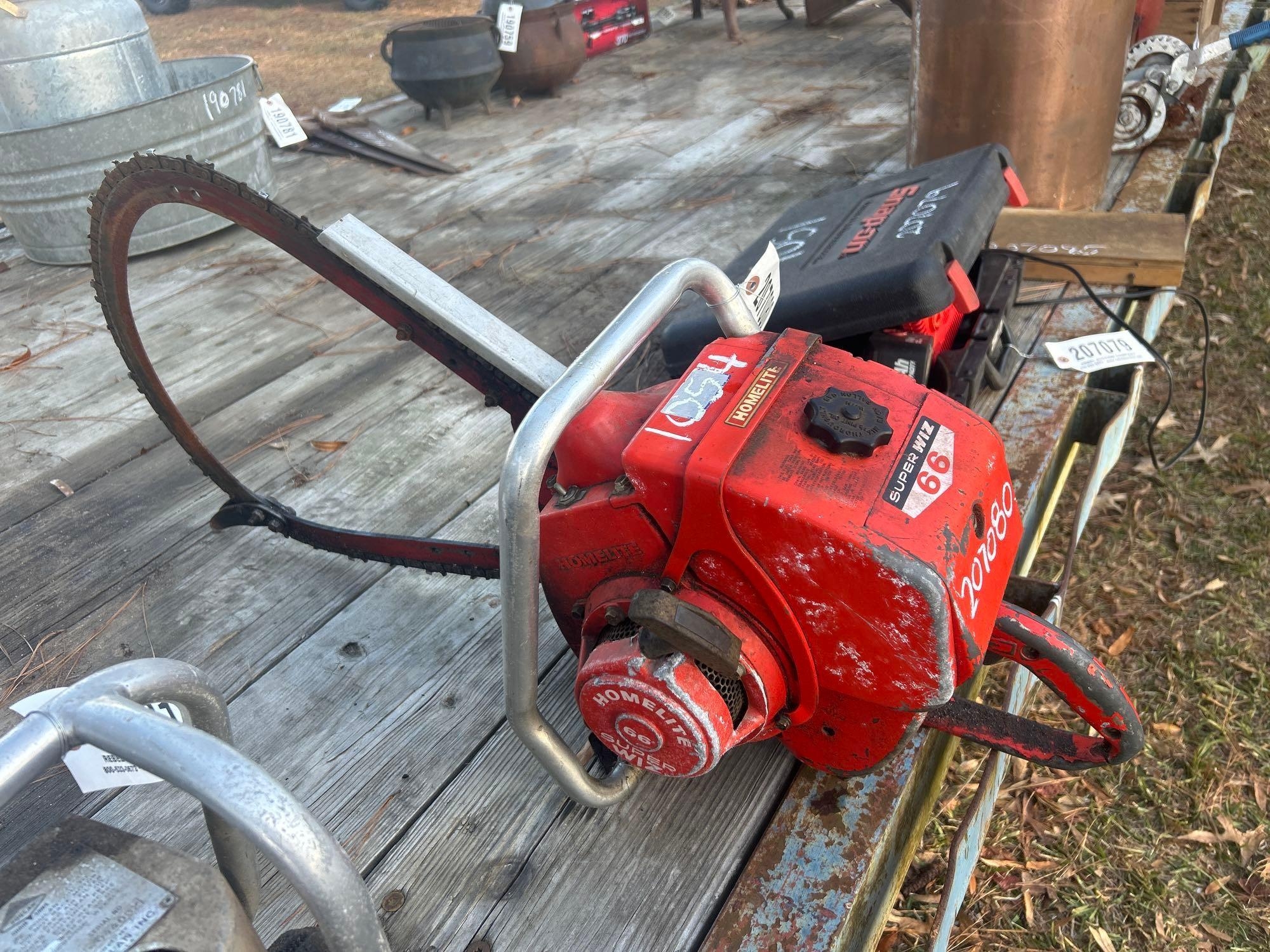 HOMELITE SUPER Wi266 VINTAGE CHAINSAW W/ BOW (A58374)