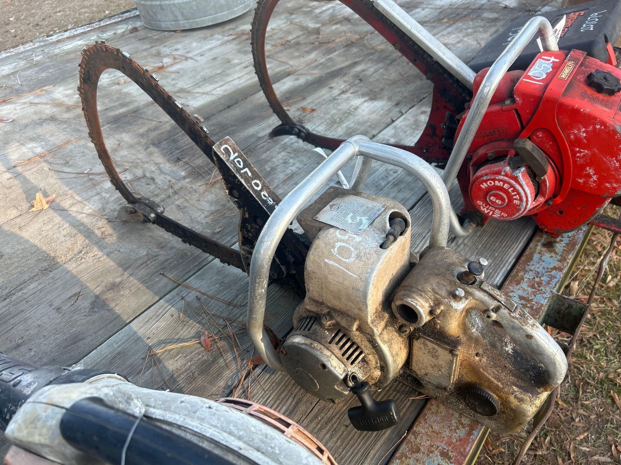 BEAIRD-POULAN 68 CHAINSAW W/ BOW (A58374)