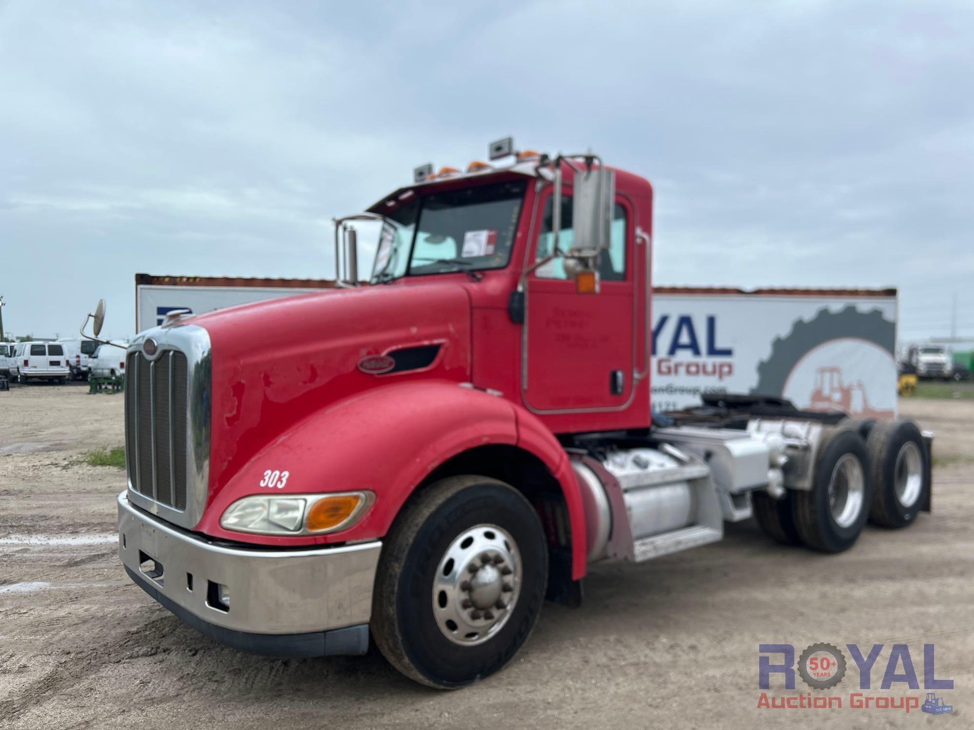 2009 Peterbilt 384 T/A Wet Kit Day Cab Truck Tactor (A55788)