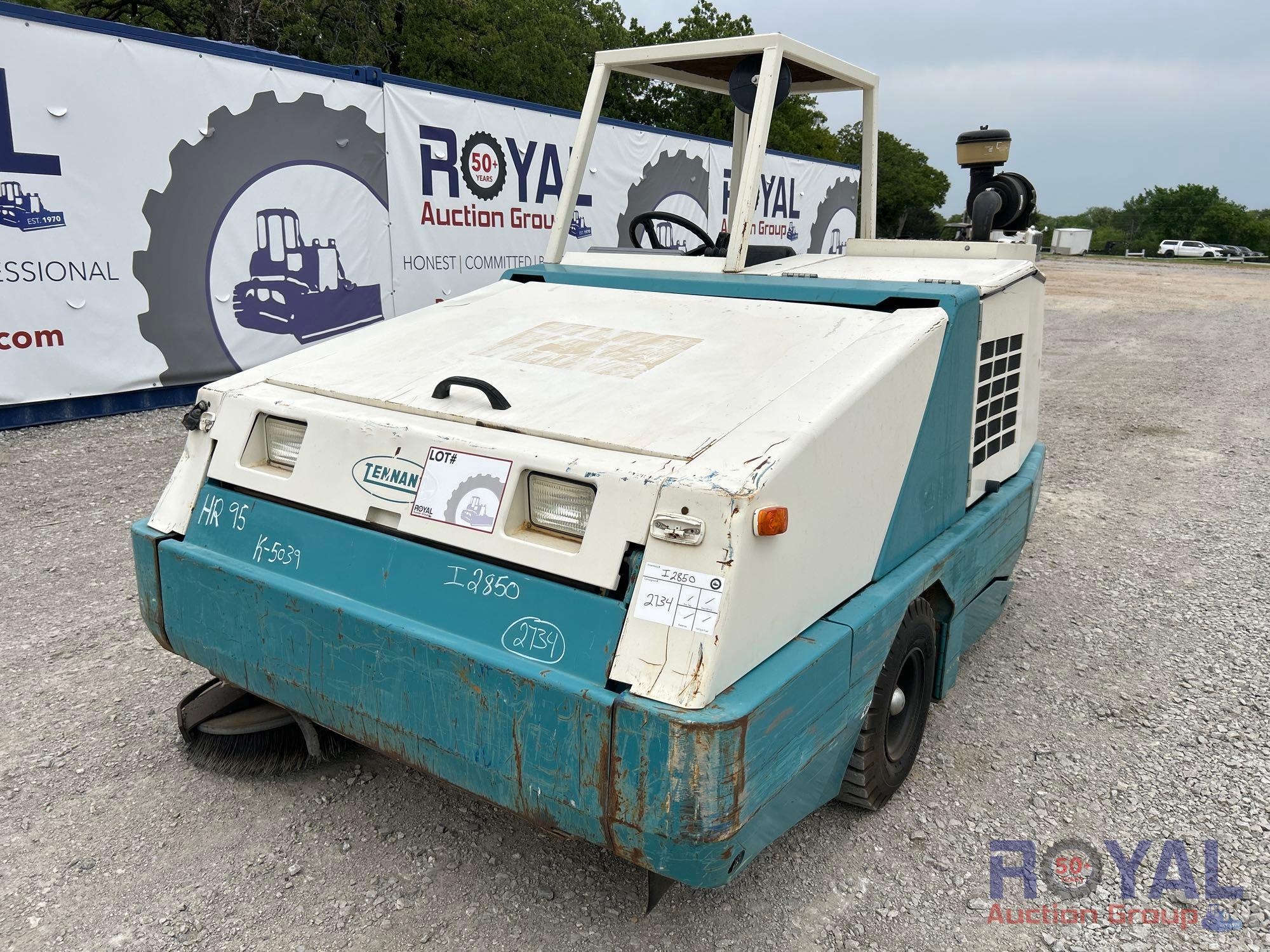 2009 Tennant 810 Ride-On Sweeper (A45336)