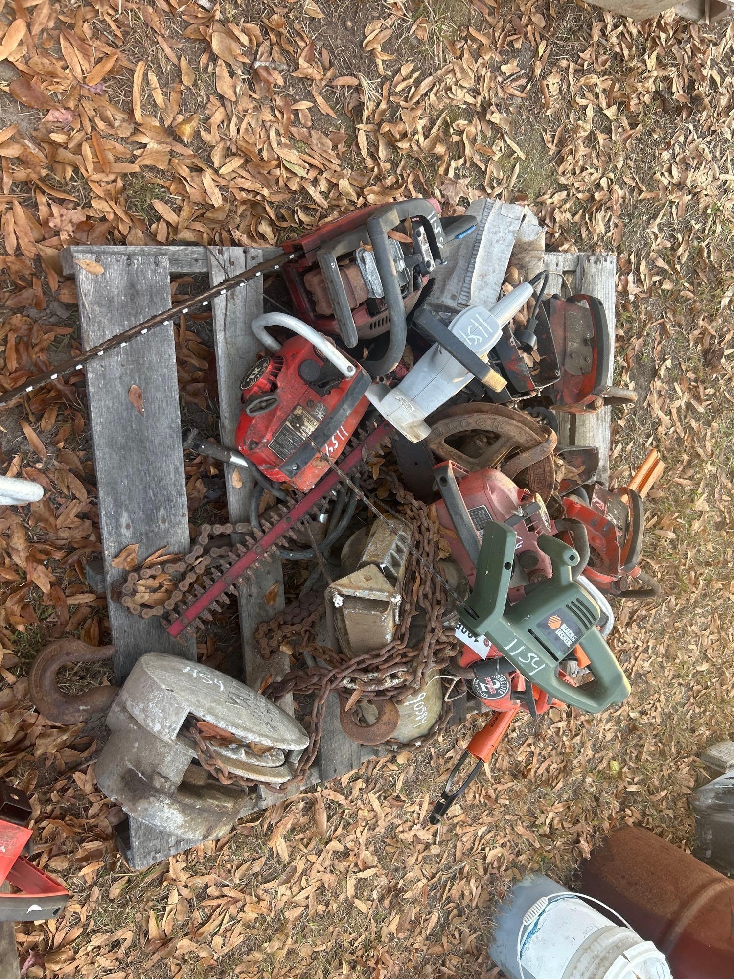 PALLET OF CHAINSAW PARTS (A58374)