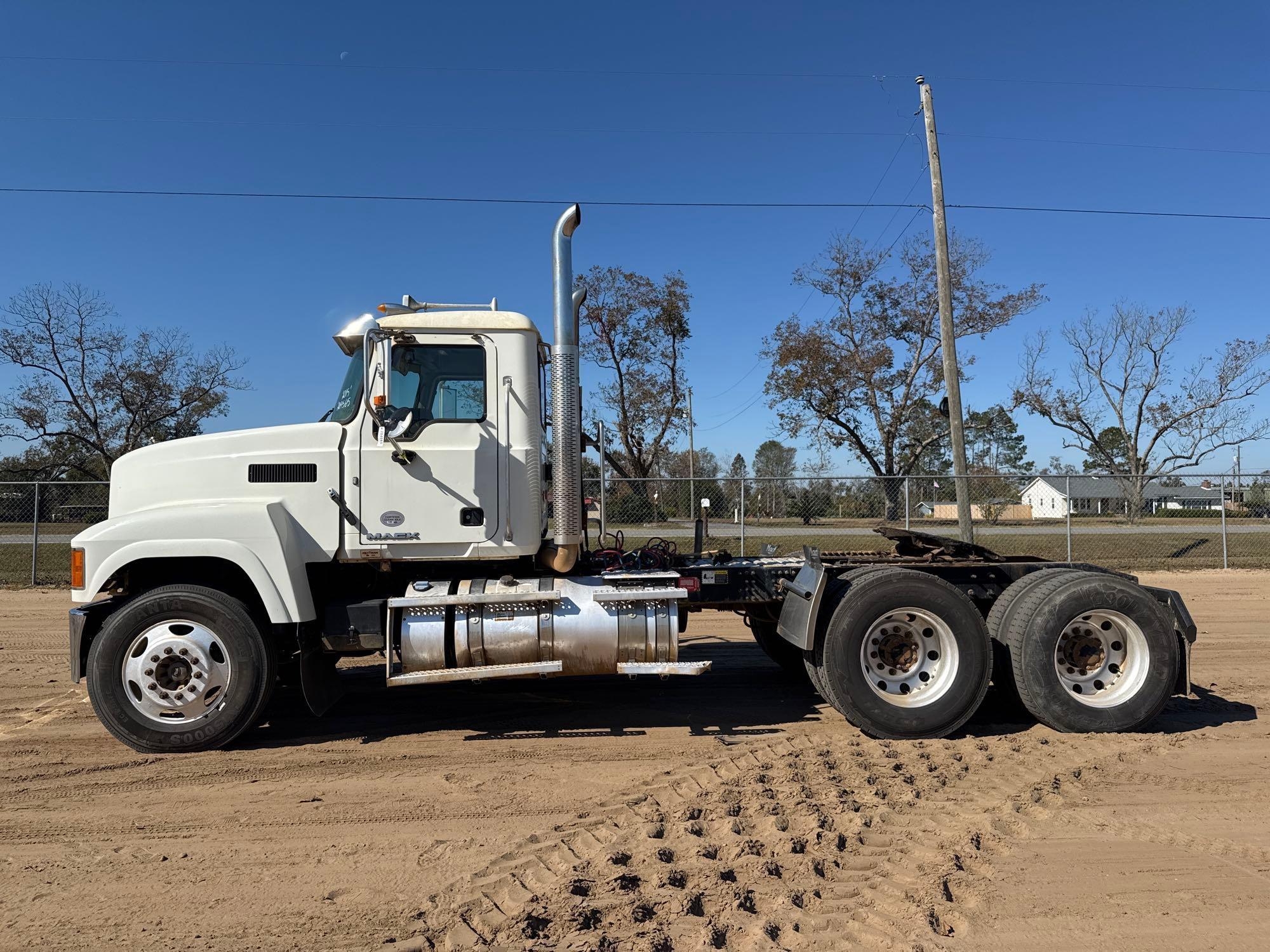 2015 MACK CHU613 DAY CAB ROAD TRACTOR (A58375)