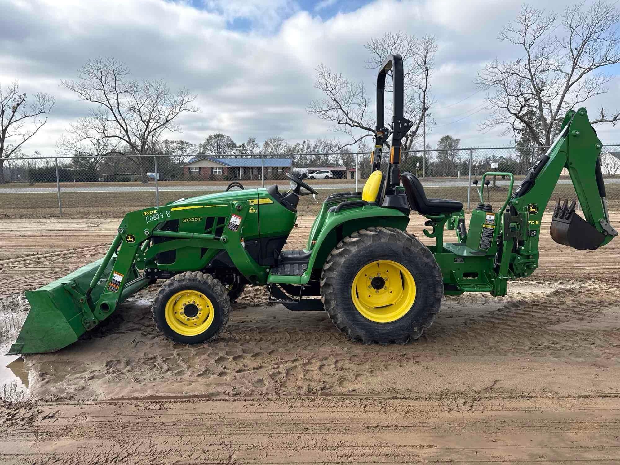 JOHN DEERE 3025E TRACTOR (A58375)