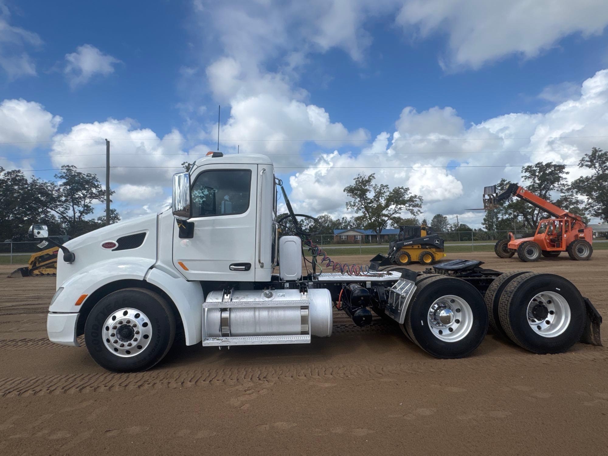 2016 PETERBILT 579 DAY CAB ROAD TRACTOR (A54756)