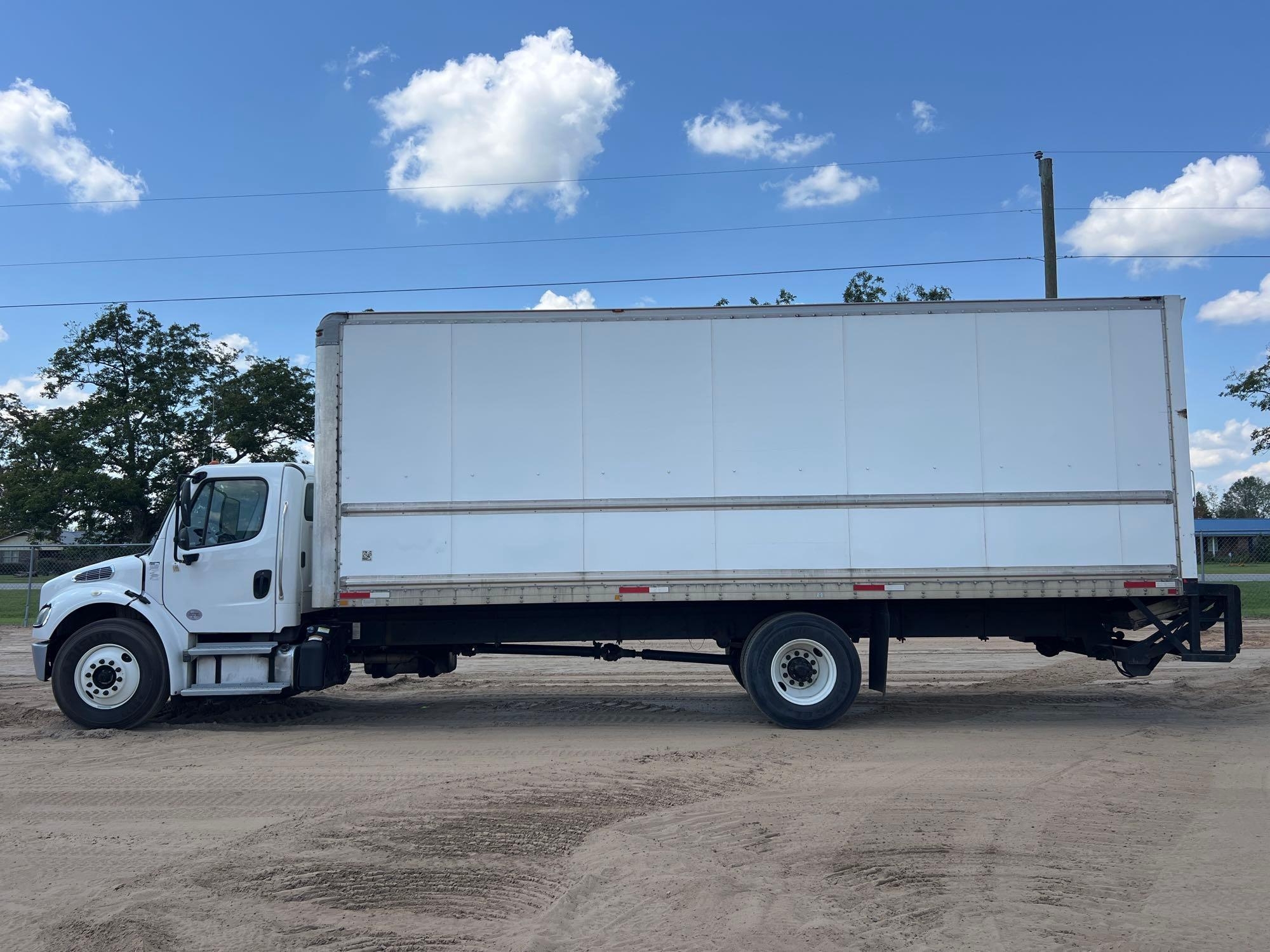 2019 FREIGHTLINER M2 26' BOX TRUCK (A51247)
