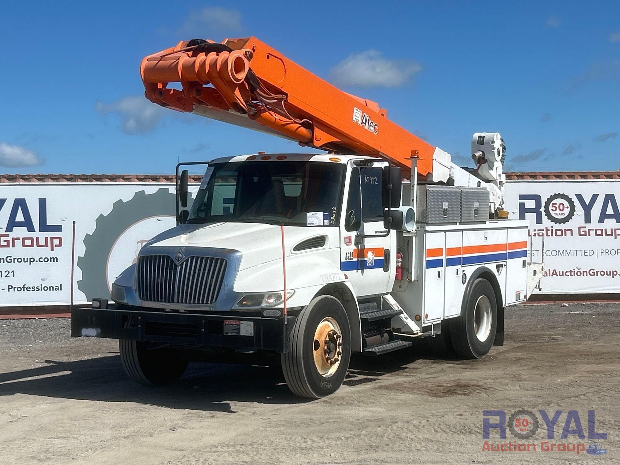 2006 International 4300 Altec TA50 50ft Material Handling Bucket Truck (A53422)