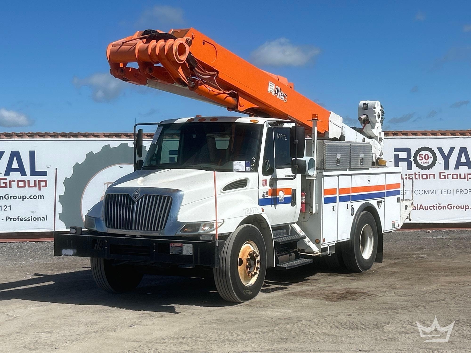 2006 International 4300 Altec TA50 50ft Material Handling Bucket Truck (A56858)
