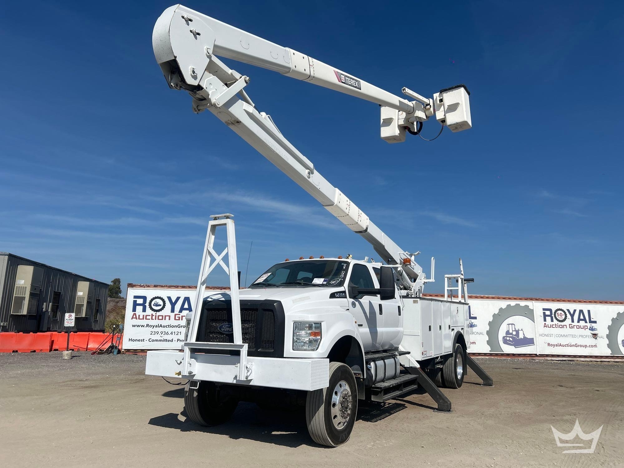 2017 Ford F-750 (A56858)