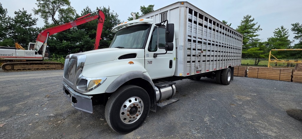 2005 International 7400 Cattle Truck (RUNS)(TITLE) (A50774)
