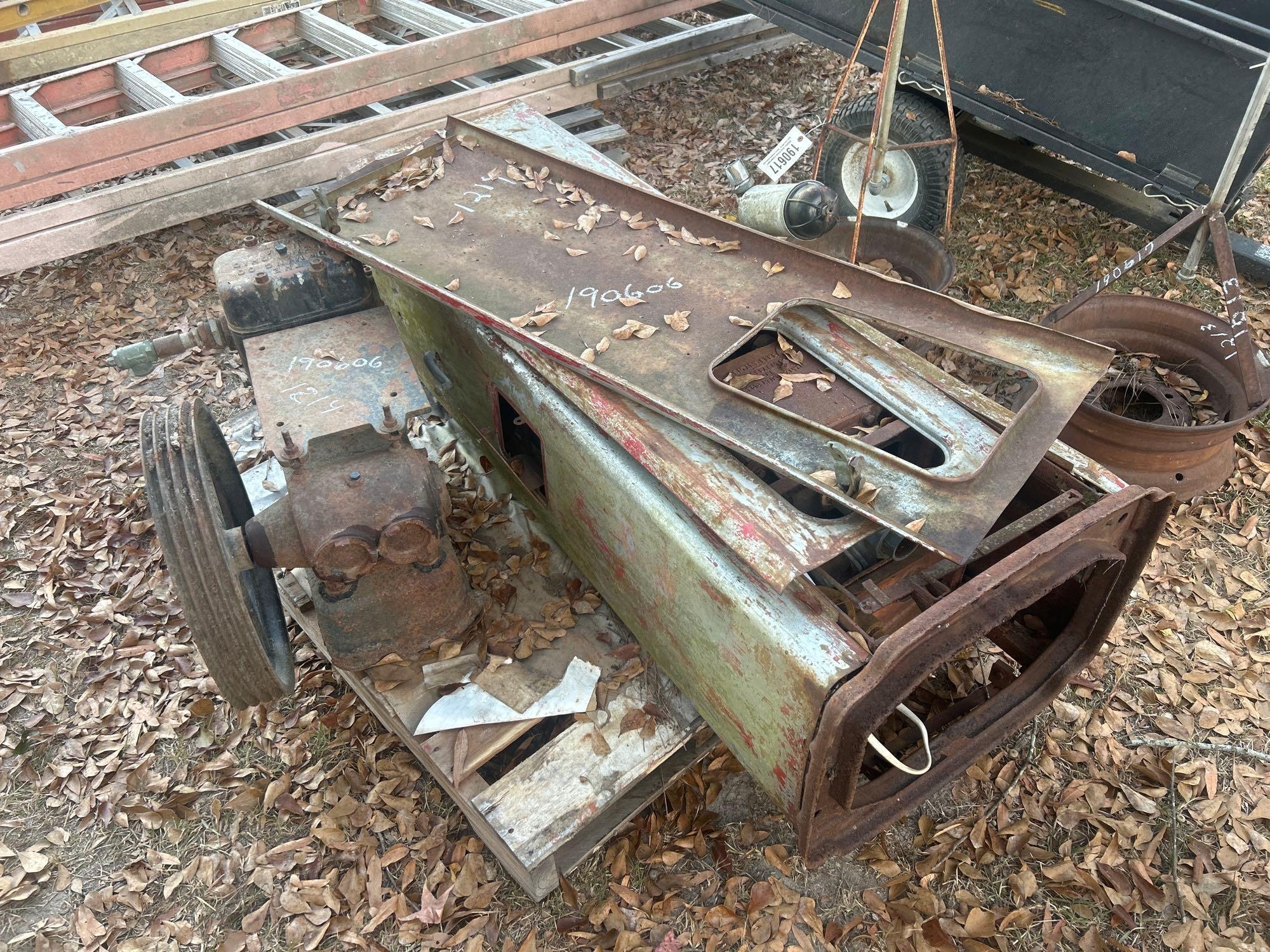 VINTAGE GAS PUMP (A58374)