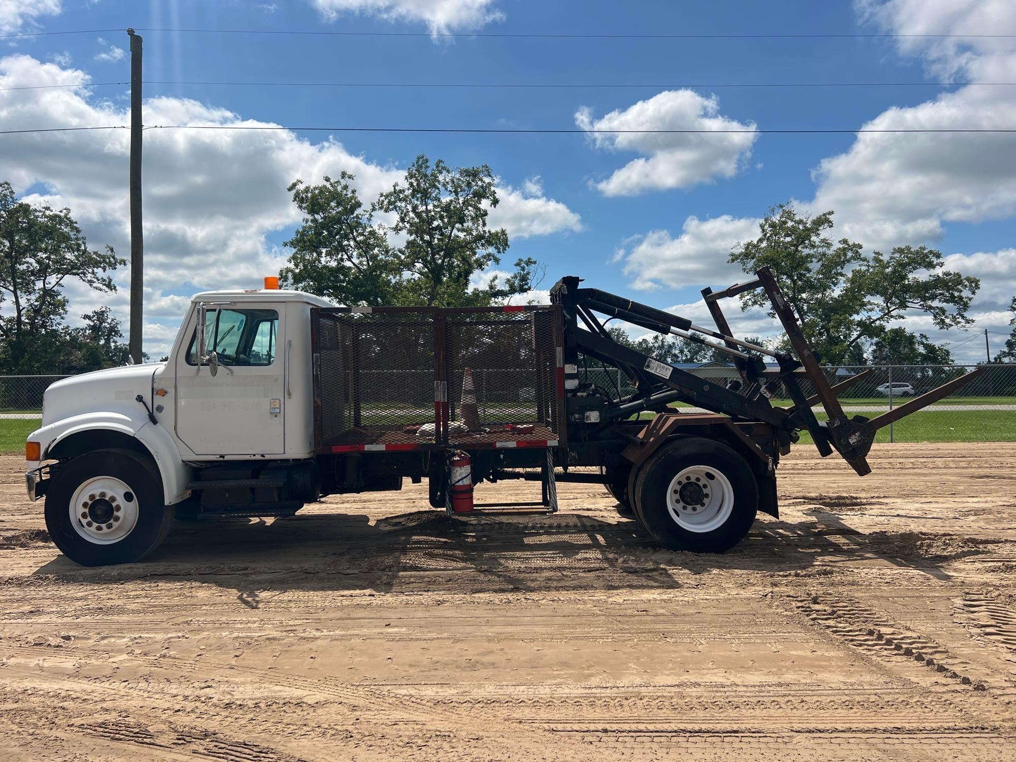 2000 INTERNATIONAL 4700 - 4X2 GARBAGE HAULER TRUCK (A51243)