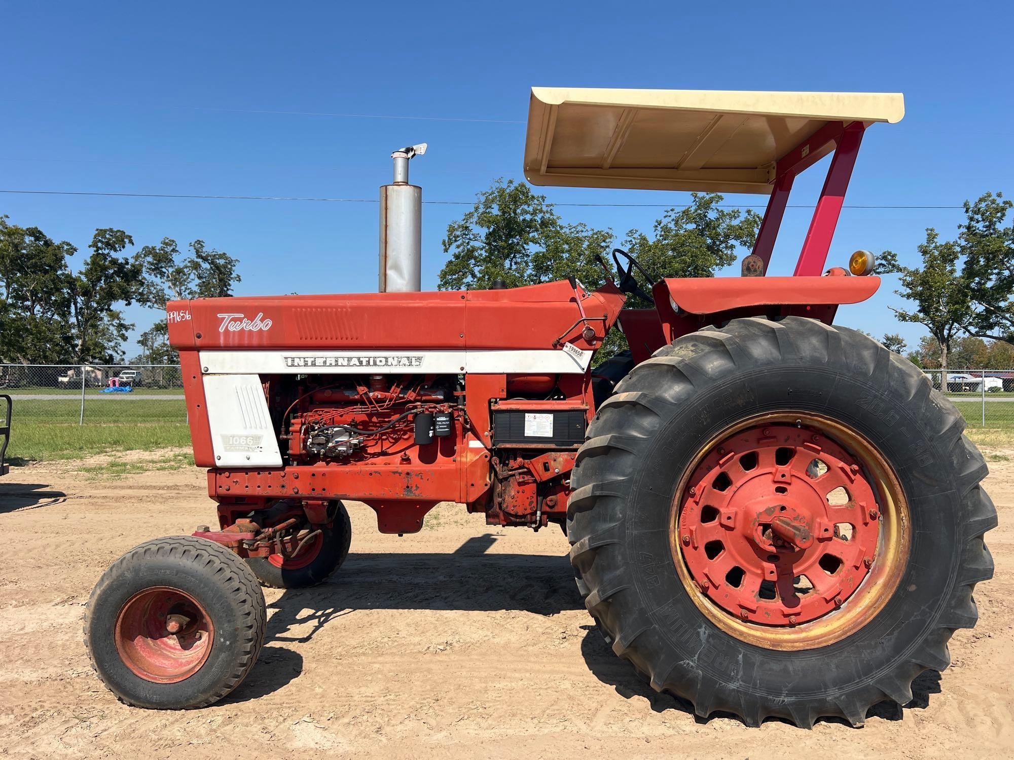 INTERNATIONAL FARMALL 1066 TRACTOR (A51247)
