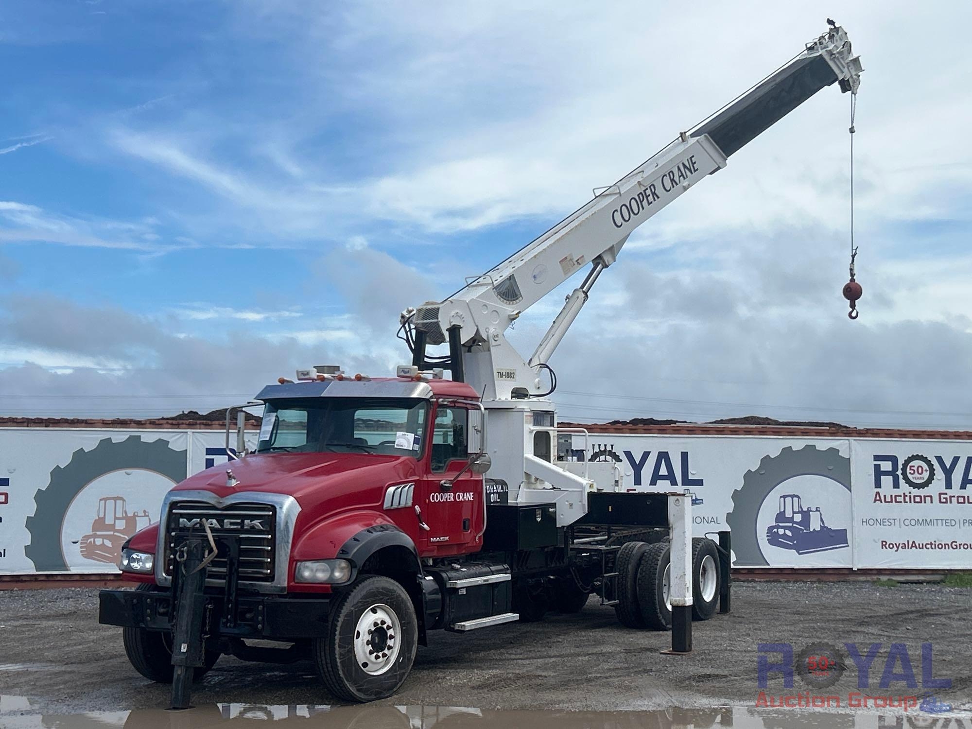 2011 MACK GRANITE CRANE (A53422)