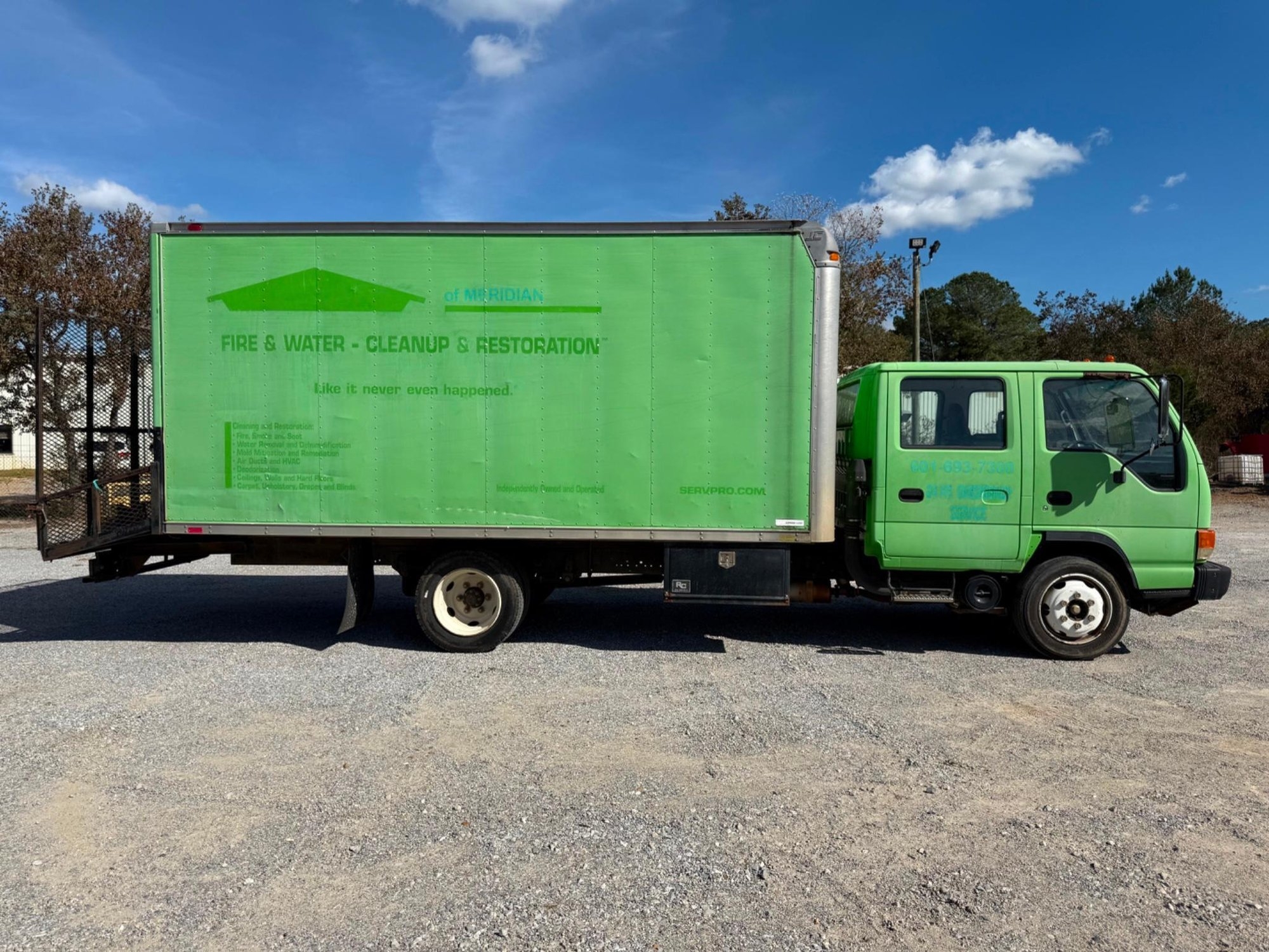2005 Isuzu NQR 4 door box truck with folding gate (A56435)