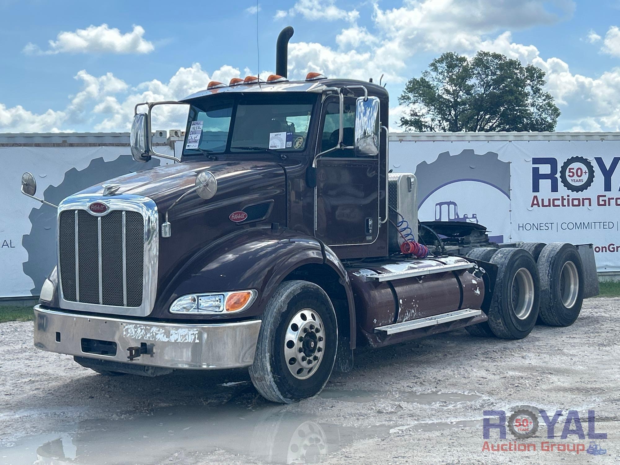 2014 Peterbilt 384 T/A Day Cab Truck Tractor (A51692)