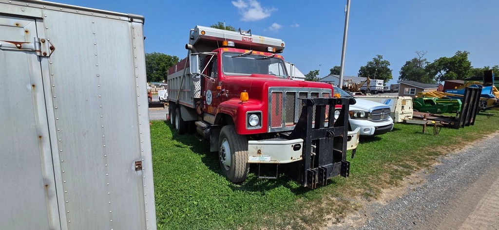 International Tandem Dumo TRUCK (RUNS)(TITLE)(LOCAL TOWNSHIP) (A50774)