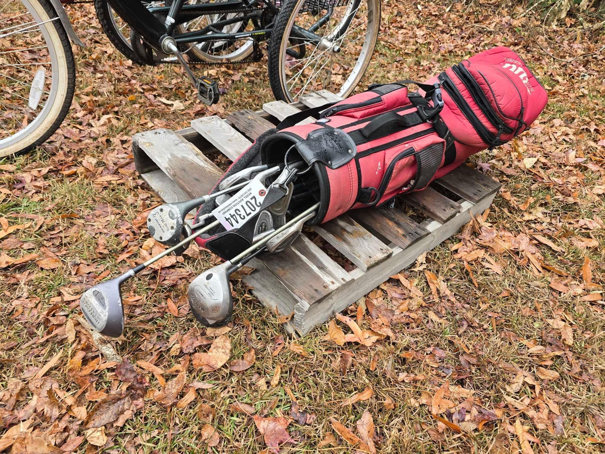 SET OF GOLF CLUBS (A58374)