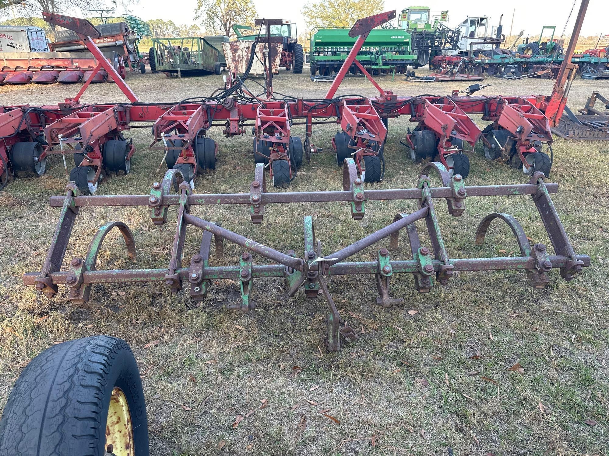 JOHN DEERE 9 SHANK CHISEL PLOW (A52708)