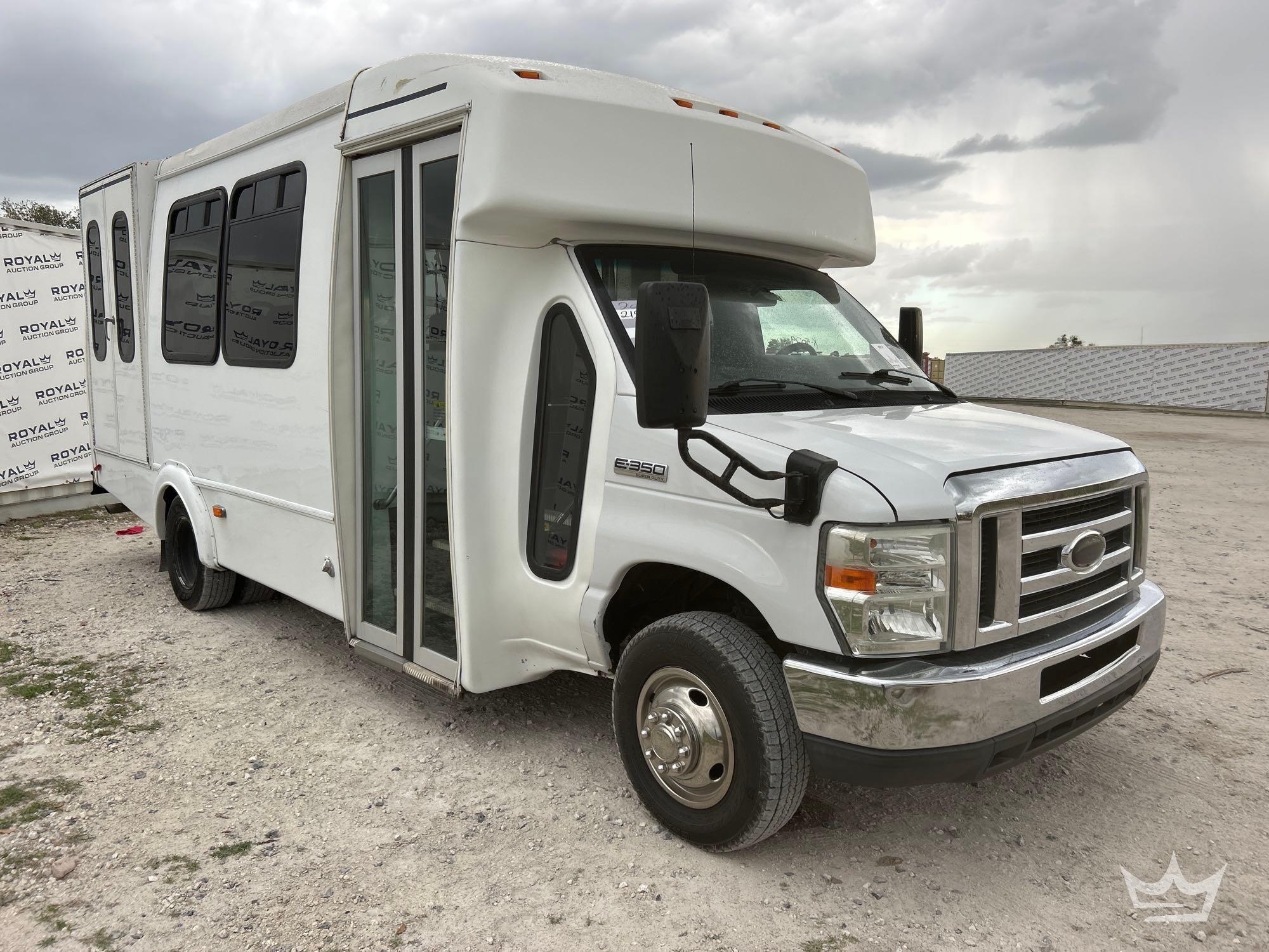 2015 Ford E-350 Shuttle Bus (A64556)