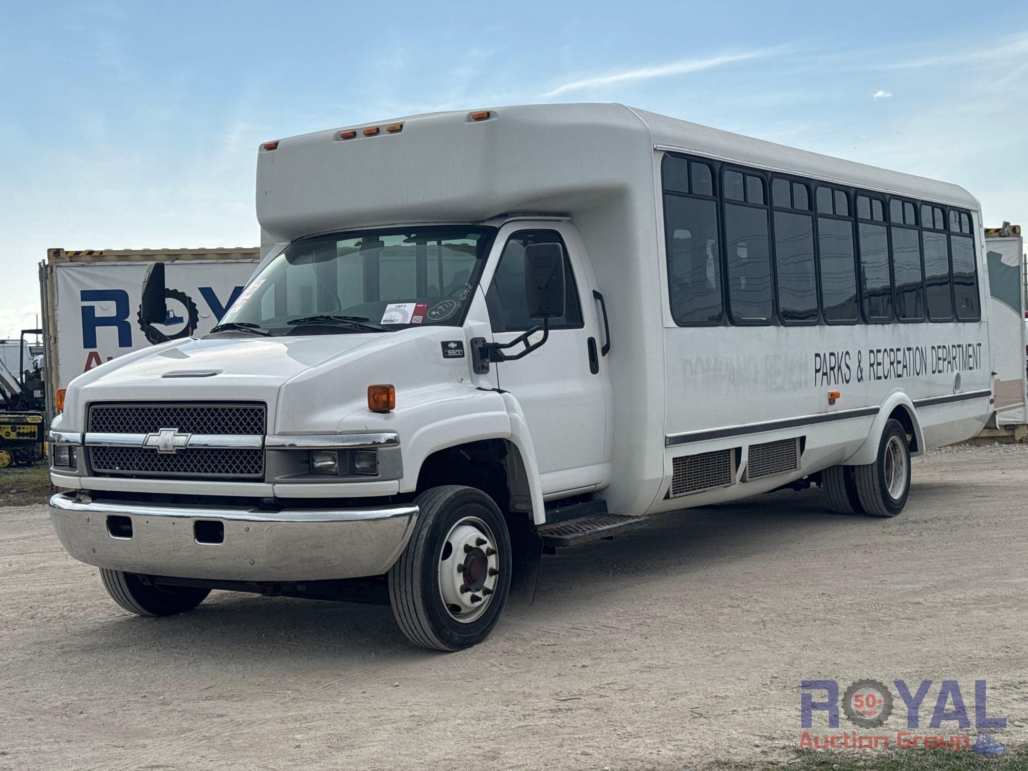 2004 Chevrolet C5500 Shuttle Bus (A50323)