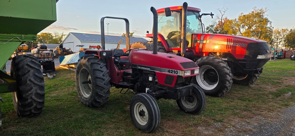 Case International 4210 Tractor (RUNS) (A50775)