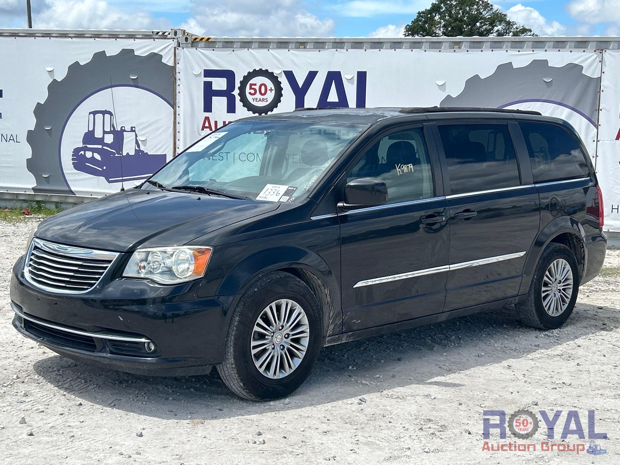 2015 Chrysler Town and Country Van (A51694)