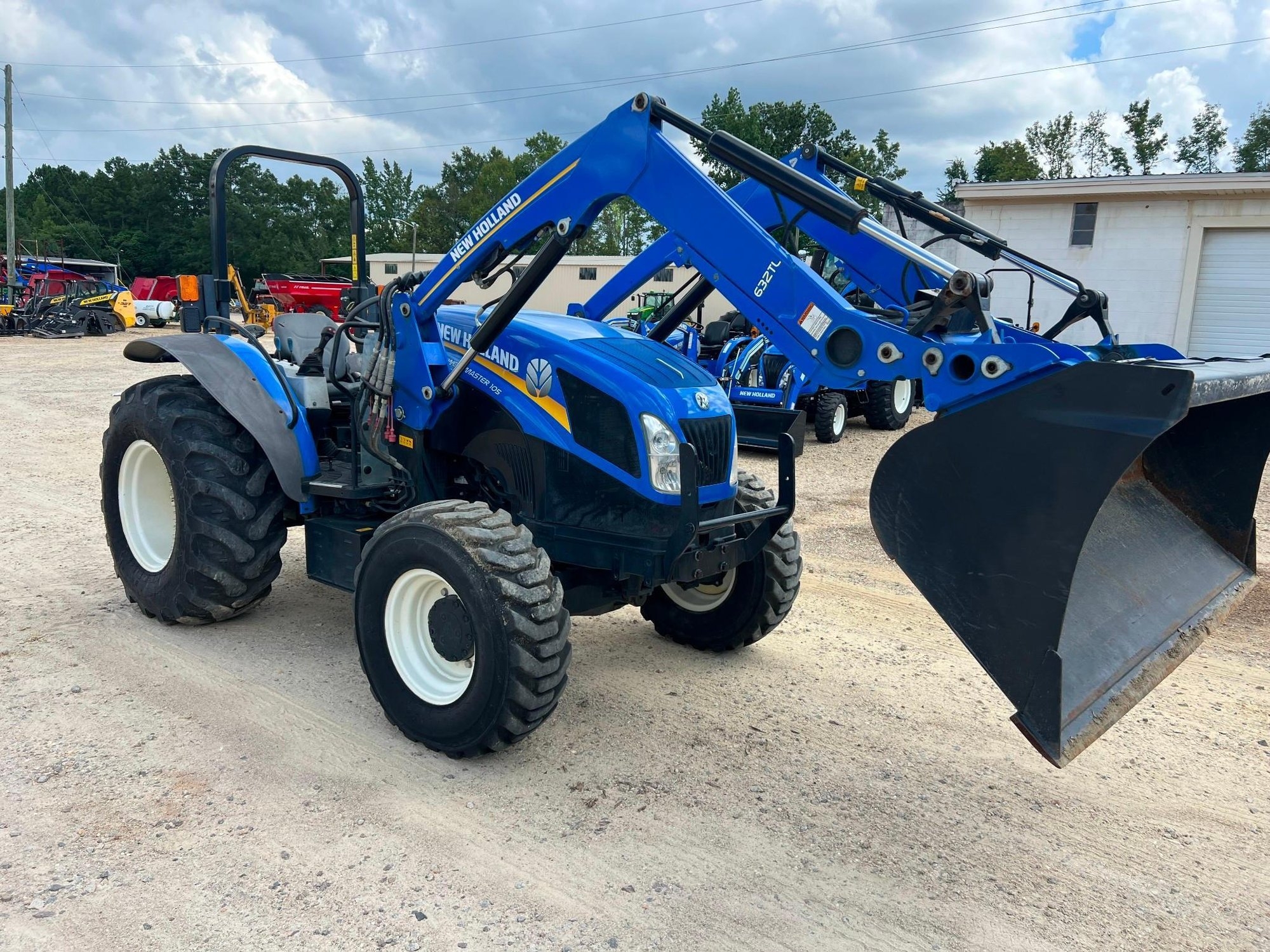 2020 New Holland 105 Workmaster MFWD Compact Tractor with 632TL Front Loader - Poultry Special (A55314)