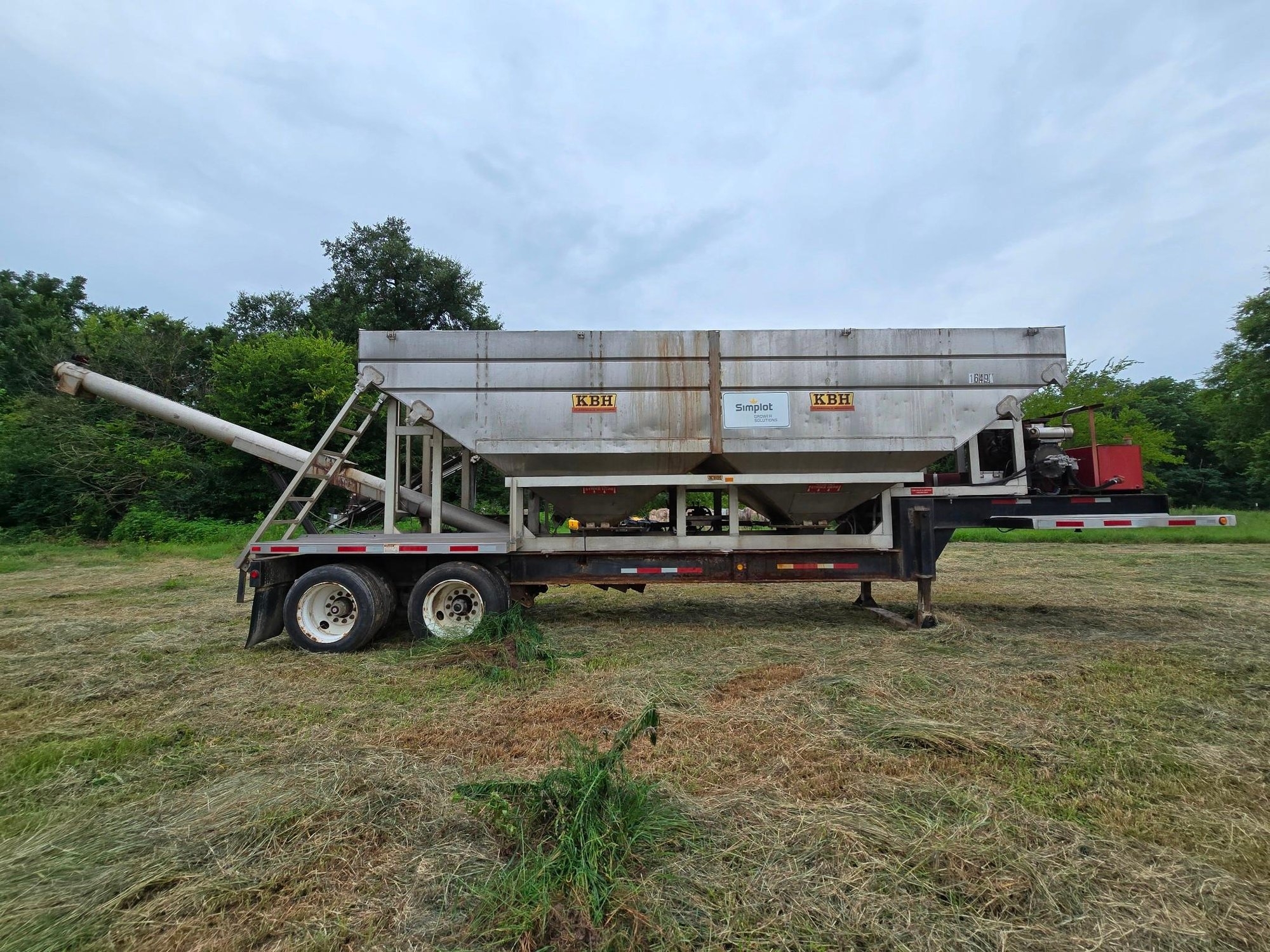 2016 KBH Fertilizer Tender Trailer - Isuzu Diesel, Hydraulic System, Rear Discharge (A56435)