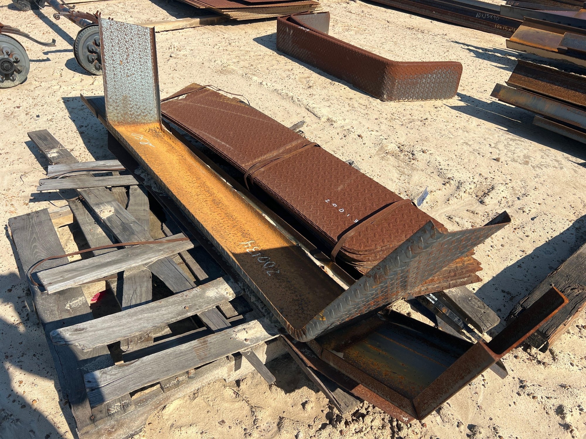 (APPROX 60) DIAMOND TREAD DBL AXLE FENDER BACKS (A51247)