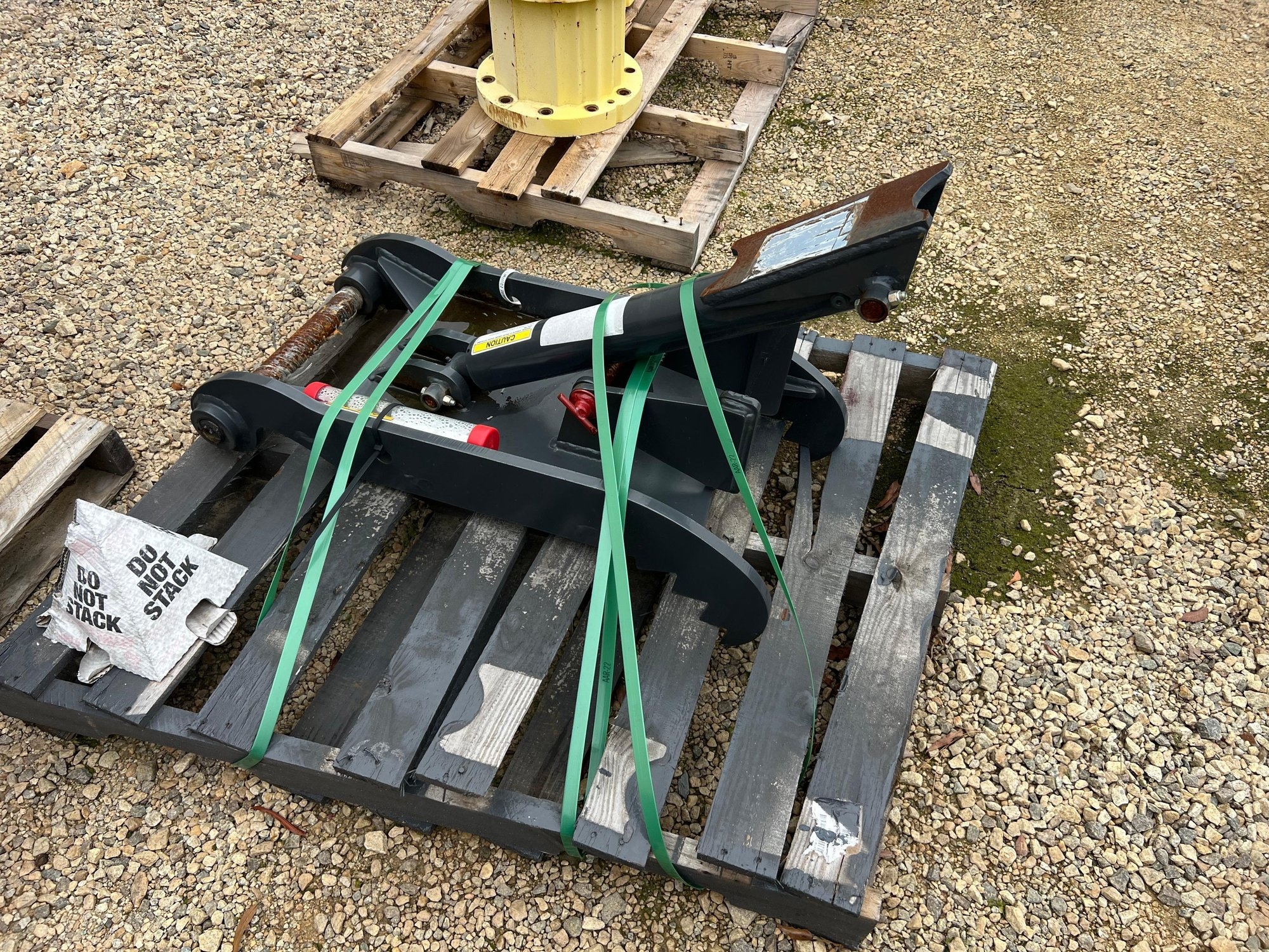 2023 NEW HOLLAND HYDRAULIC THUMB FOR B95D TLB WITH STANDARD STICK (A52748)