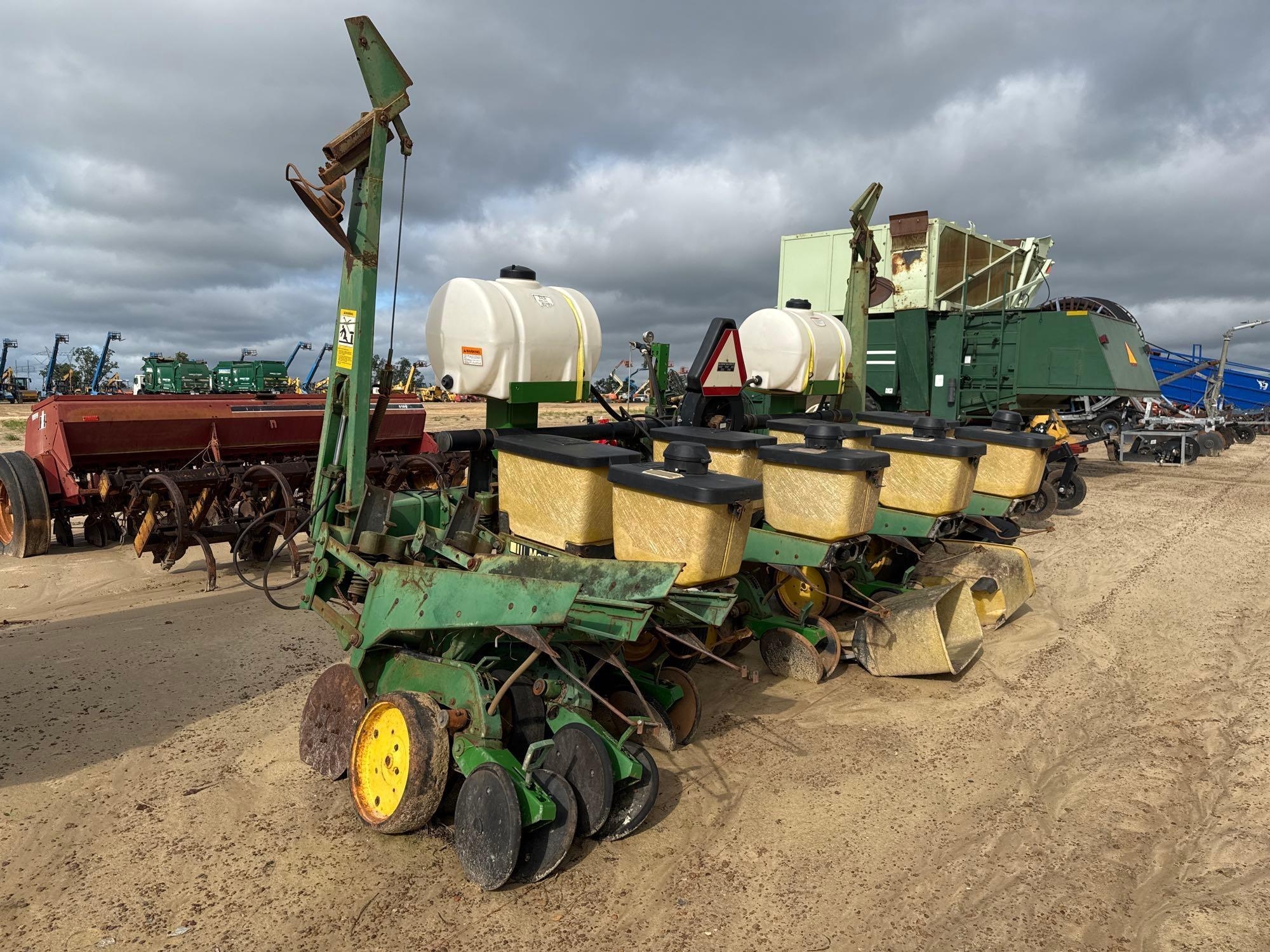 JOHN DEERE MAX EMERGE 2 (6) ROW PLANTER (A51243)