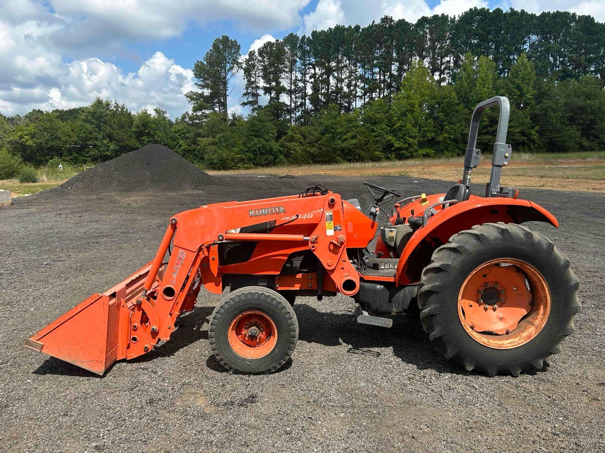 2007 KUBOTA M5040F TRACTOR WITH LOADER (A51243)