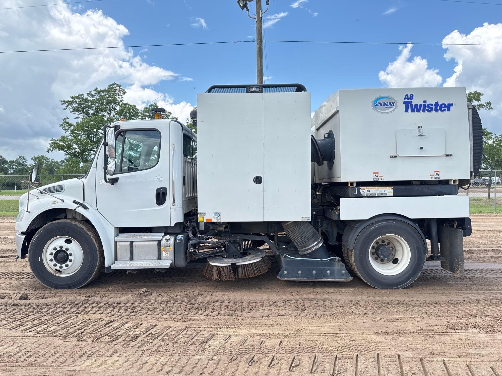 2017 FREIGHTLINER M2 S/A SWEEPER TRUCK (A51406)