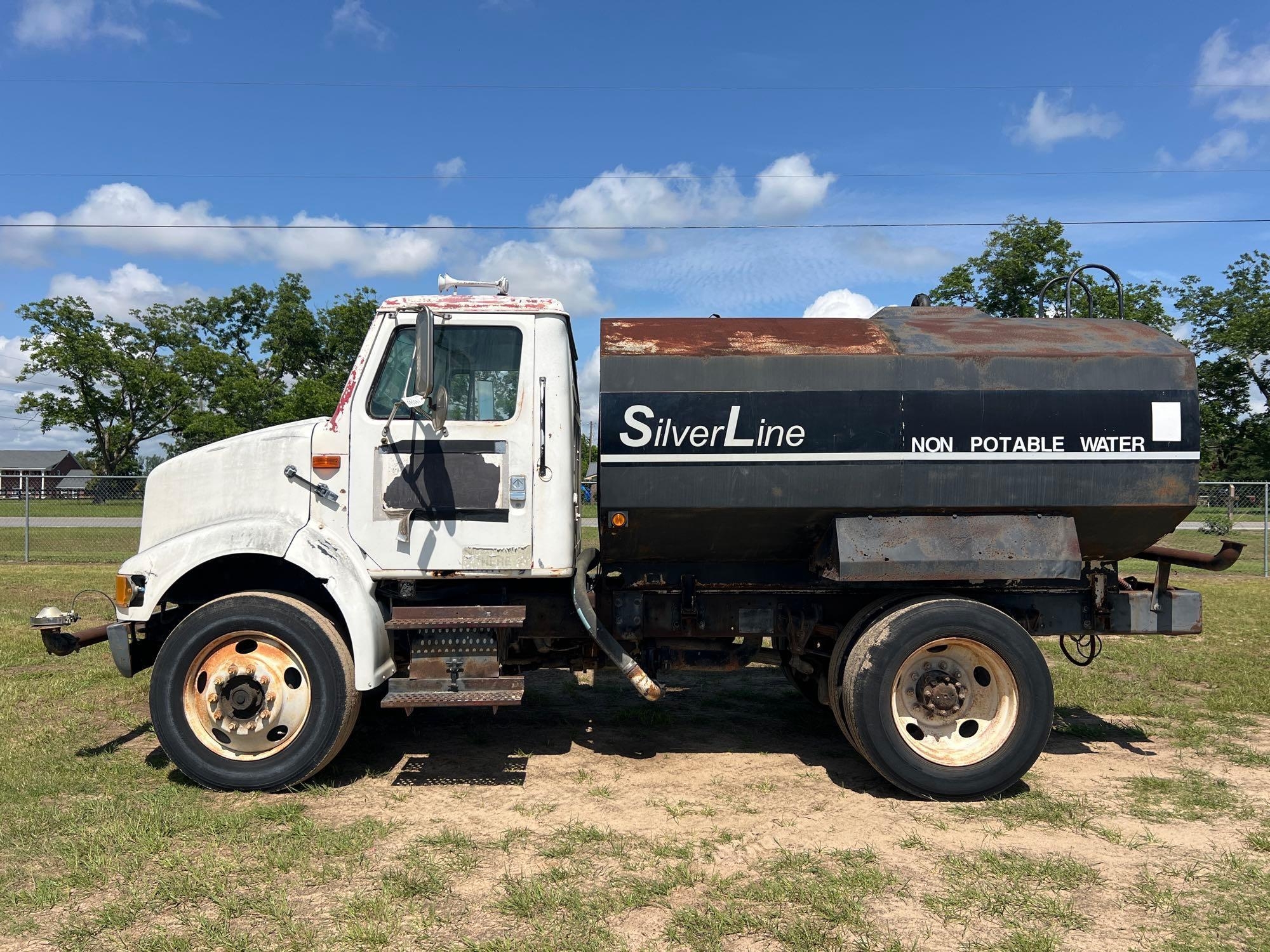 1997 INTERNATIONAL 8100 4X2 WATER TRUCK (A50458)