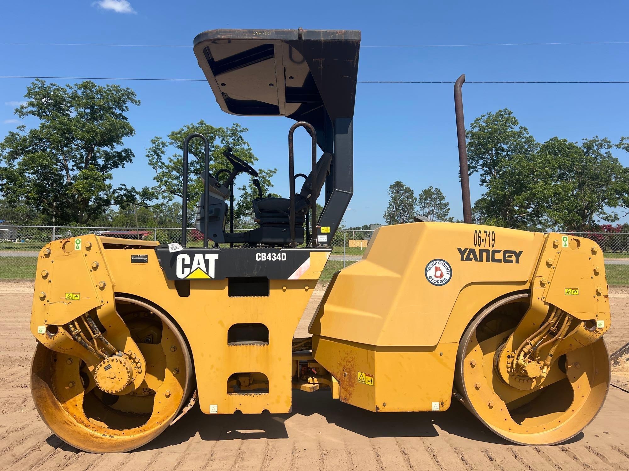 2008 CATERPILLAR CB434D DBL DRUM ROLLER (A50458)