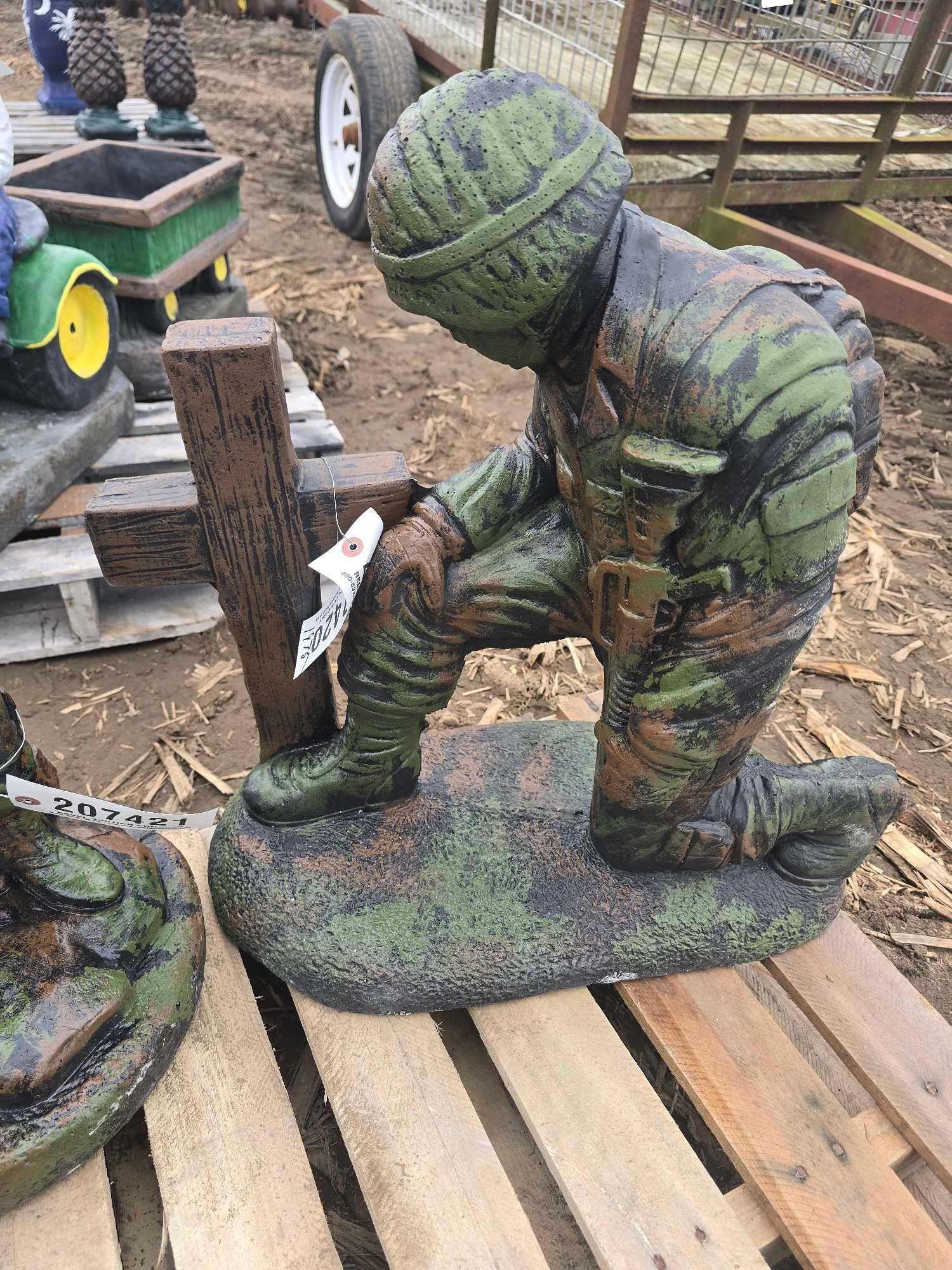 KNEELING SOLDIER CONCRETE STATUE (A58374)