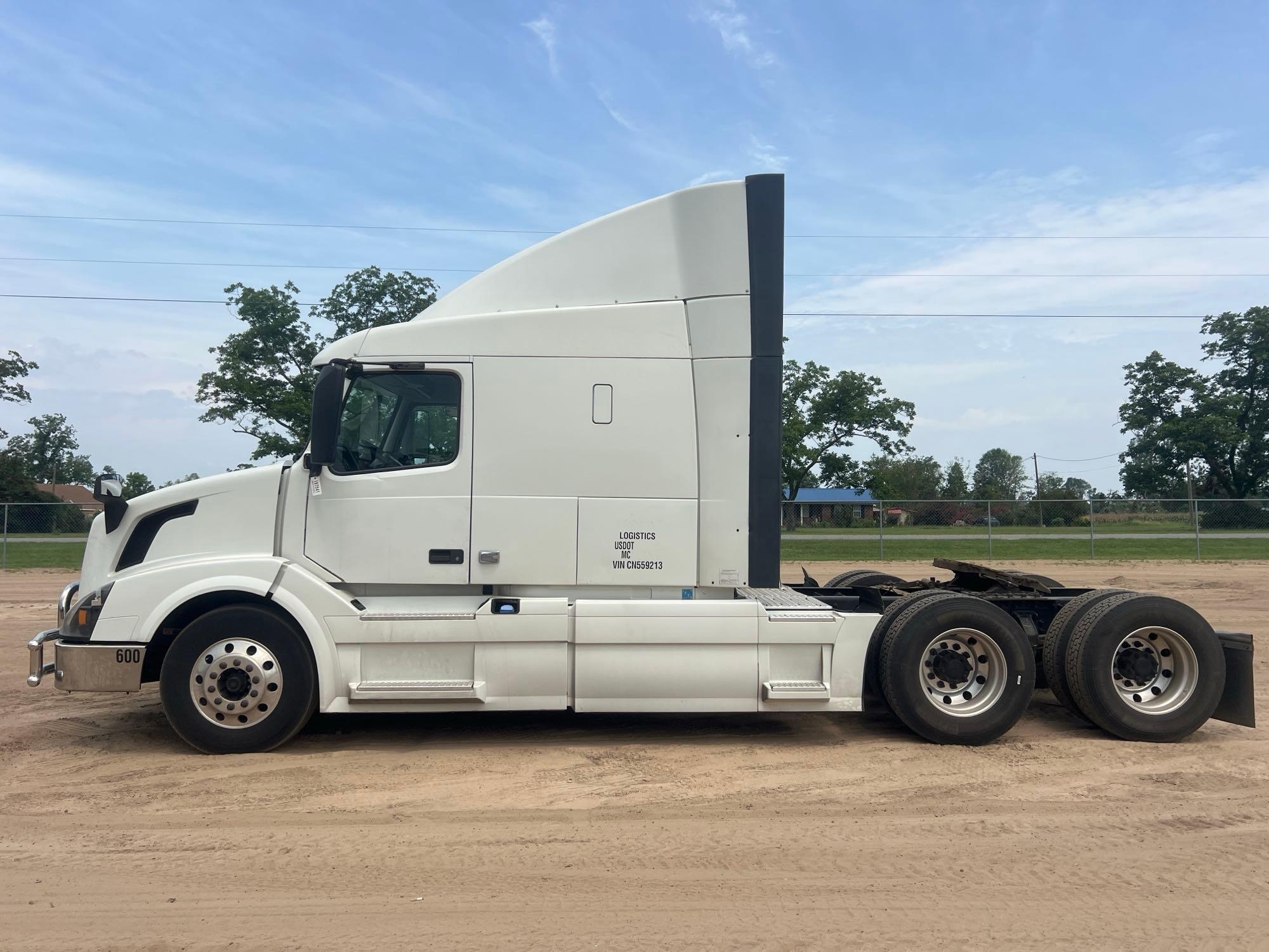 2012 VOLVO DBL SLEEPER ROAD TRACTOR (A51243)