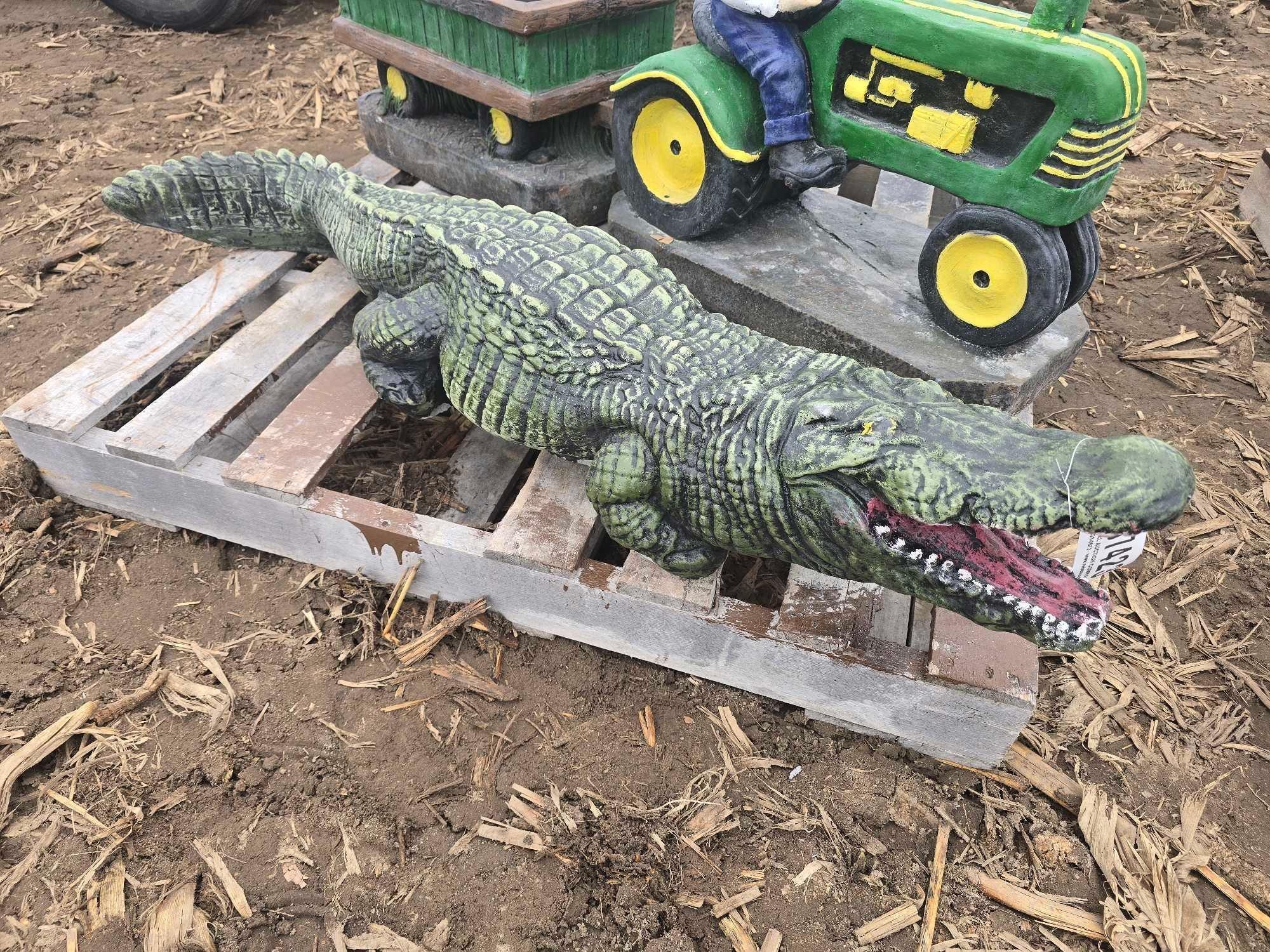 ALLIGATOR CONCRETE STATUE (A58374)