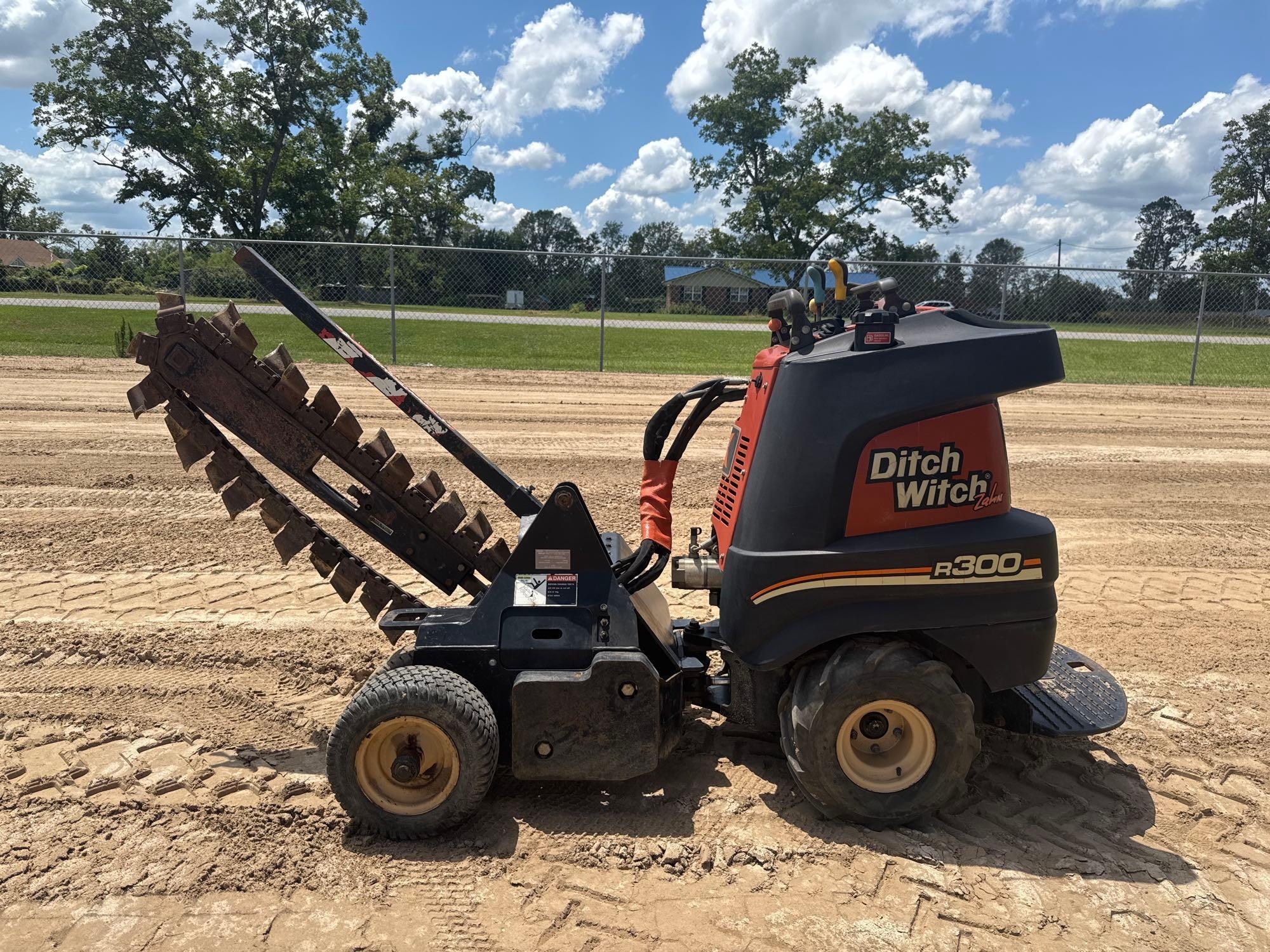 DITCH WITCH R300 STAND ON TRENCHER (A51242)