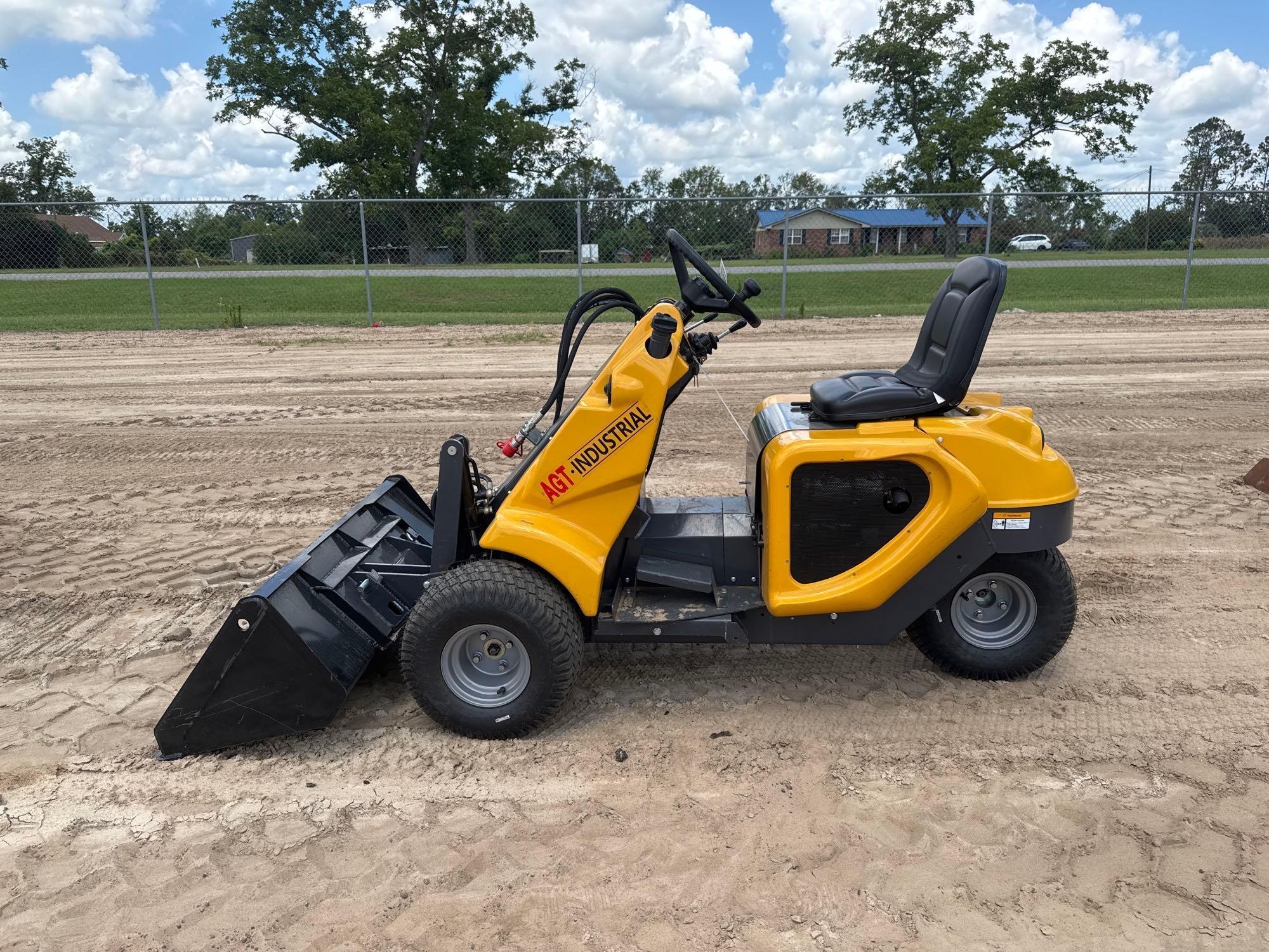 2024 AGT INDUSTRIAL HR-230 3-WHEEL LOADER (A51242)