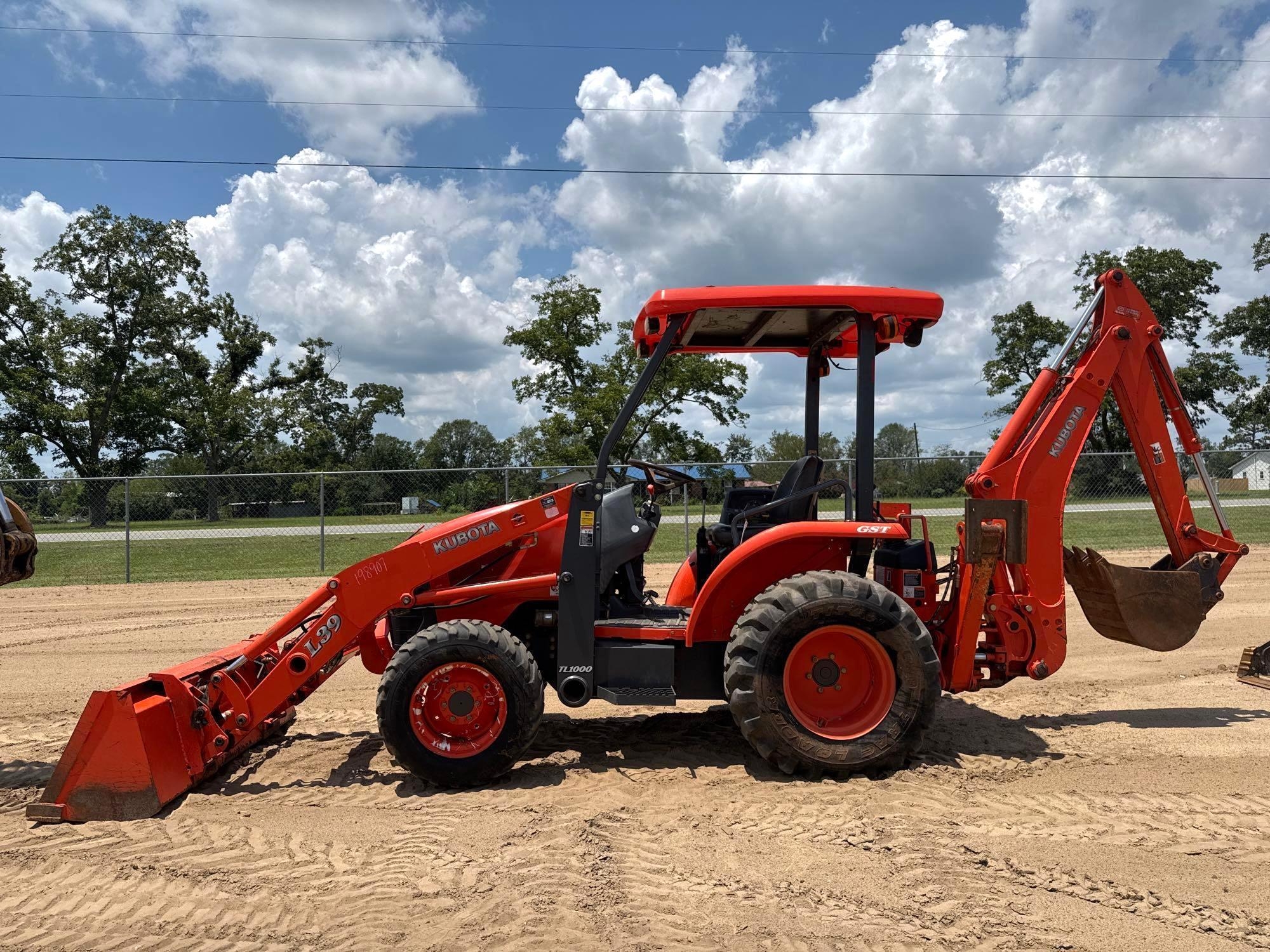 2005 KUBOTA L39 BACKHOE (A51246)