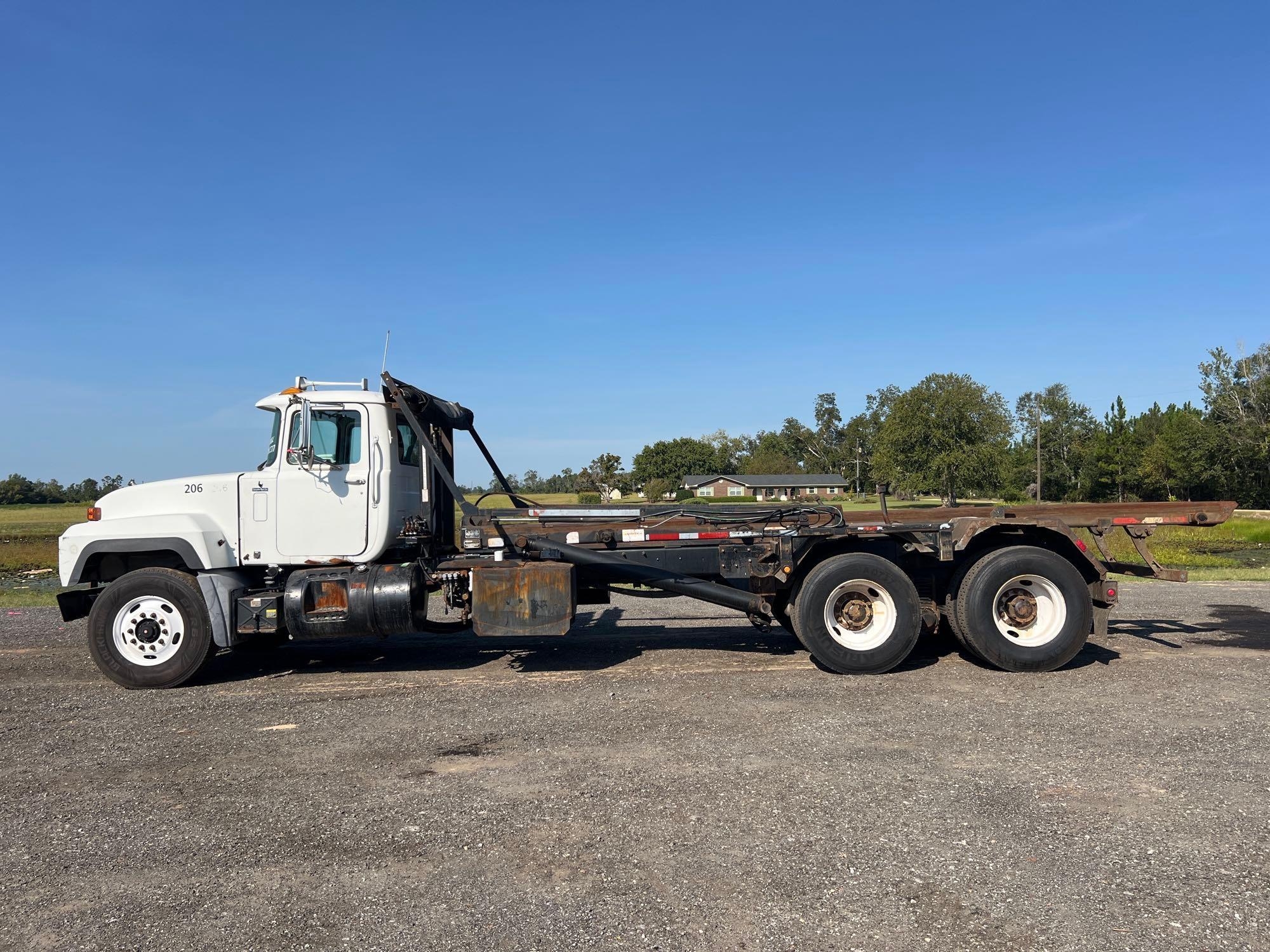 2002 MACK RD688S ROLLOFF TRUCK (A51406)